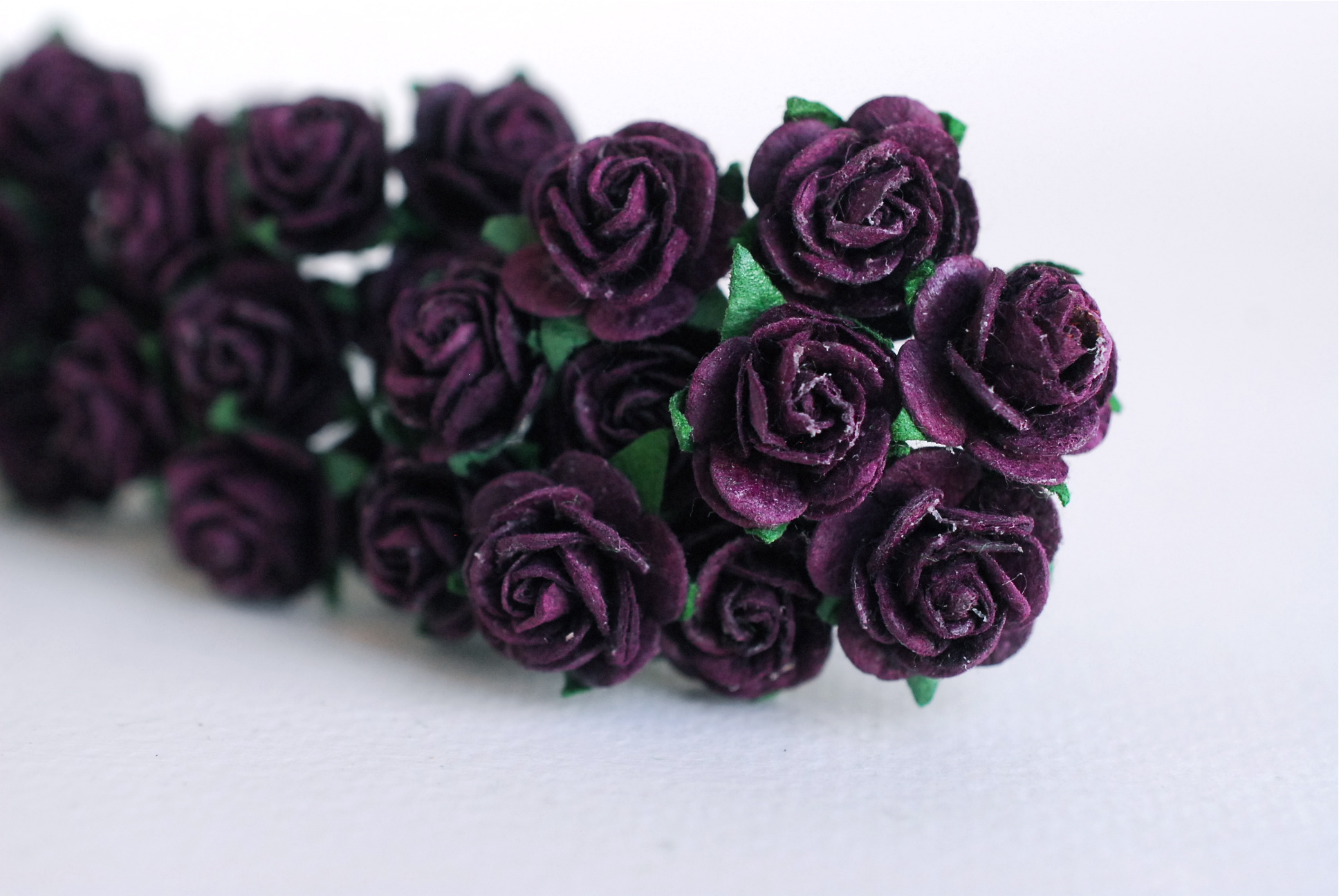 ดอกไม้กุหลาบกระดาษ ดอกกุหลาบขนาดจิ๋ว ดอกไม้ประดิษฐ์ ดอกไม้ของชำร่วย Paper Flowers size 1.5 cm., mini roses dark purple color, 100 pcs. ดอกไม้กระดาษสาสีม่วงเข้มขนาด 1.5 cm. จำนวน 100 ดอก
