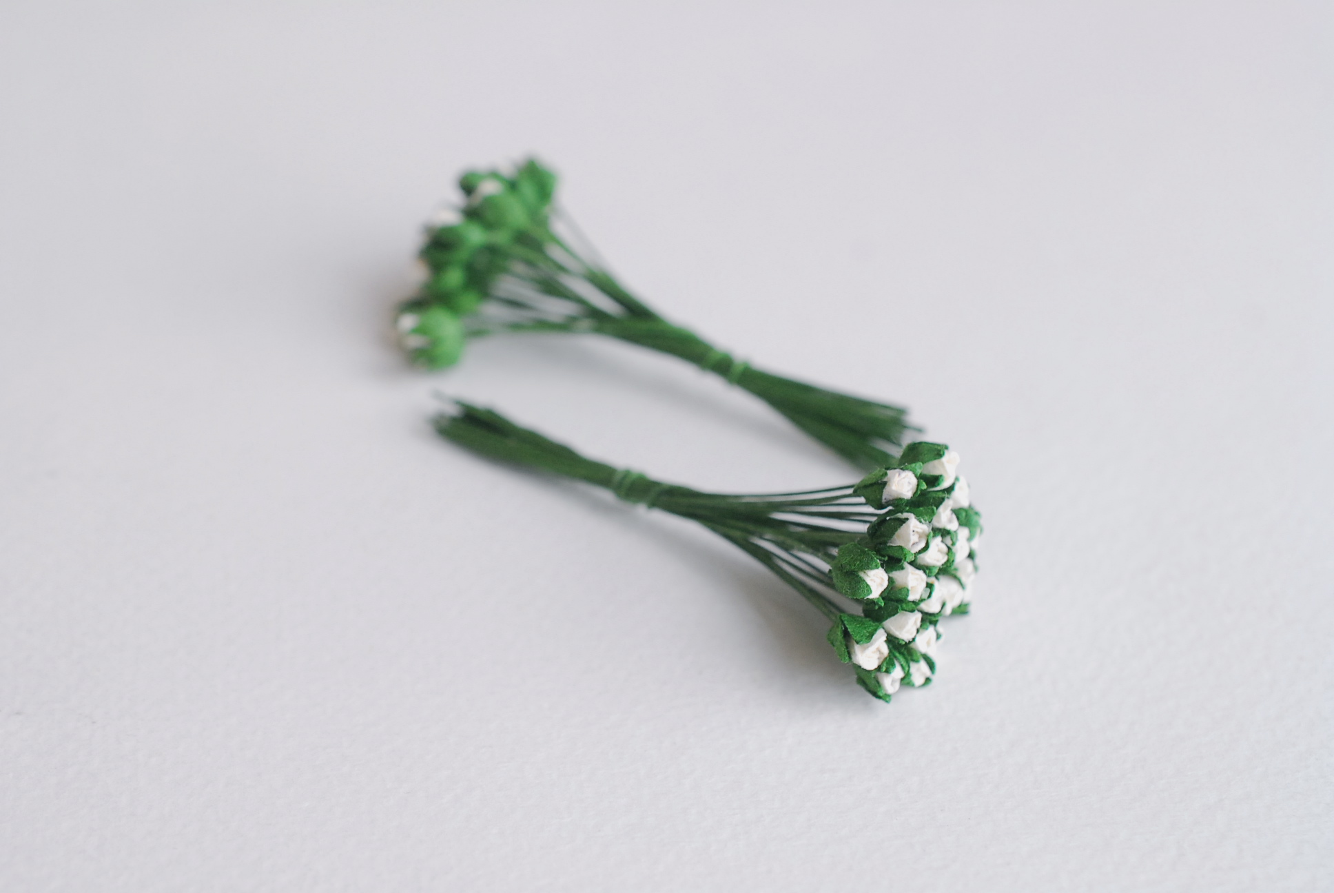 ดอกไม้กระดาษสา ดอกไม้กระดาษสา จตุจักร งานประดิษฐ์ ดอกไม้ทำข้อมือเพื่อนเจ้าสาว แต่งงาน, ดอกกุหลาบตูม 100 ดอก สีแดงปัดสีขาวcolor ขนาด 0.3x0.5 cm. paper flowers, budding roses flower 0.5x0.8 cm. 100 pieces. white color.