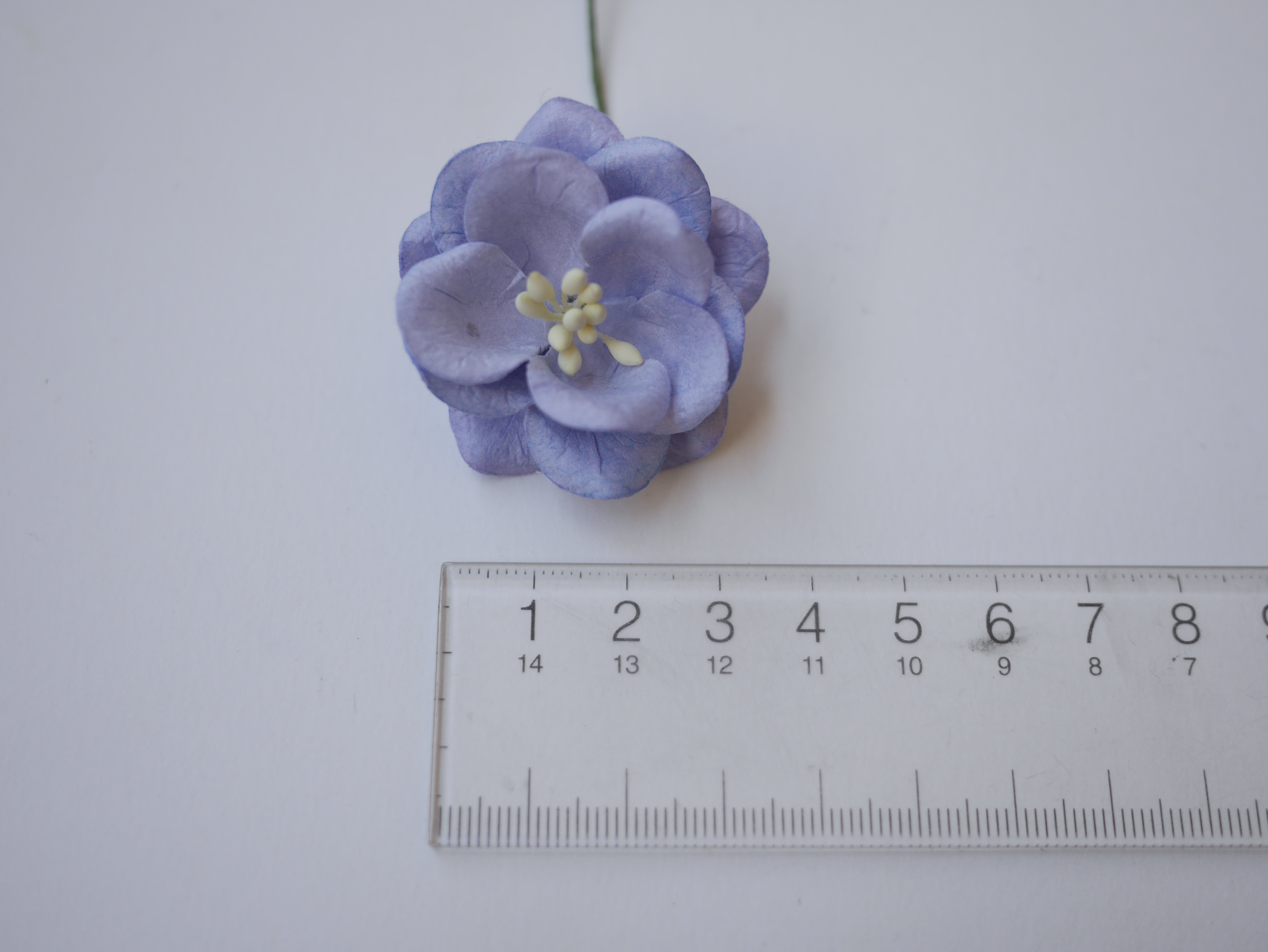 ดอกไม้กระดาษสา ดอกกุหลาบกระดาษสา ดอกไม้กุหลาบ กลีบโค้ง ดอกไม้ประดิษฐ์ สำหรับตกแต่ง หรืองานแต่งงาน สีฟ้าตุ่น ขนาด 3.5 cm. จำนวน 25 ดอก เกสรสีฟ้าม่วงตุ่น Paper flowers, handmade flowers, small roses paper size 3.5 cm. 25 pieces, pale blue purple color, ivor