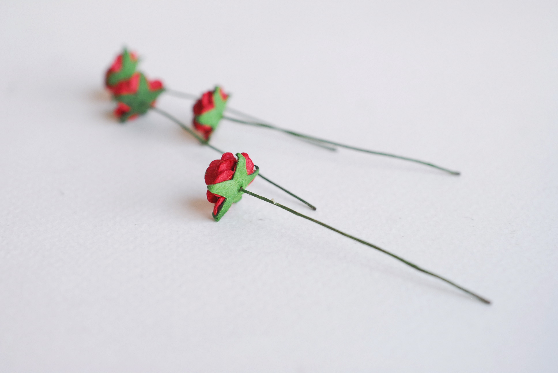 ดอกไม้กระดาษสาสำหรับตกแต่ง ของชำร่วย ดอกกุหลาบ ดอกกุหลาบสีแดง กระดาษสา สีแดงเข้มขนาด 1 cm. จำนวน 100 ดอก/1 ถุง