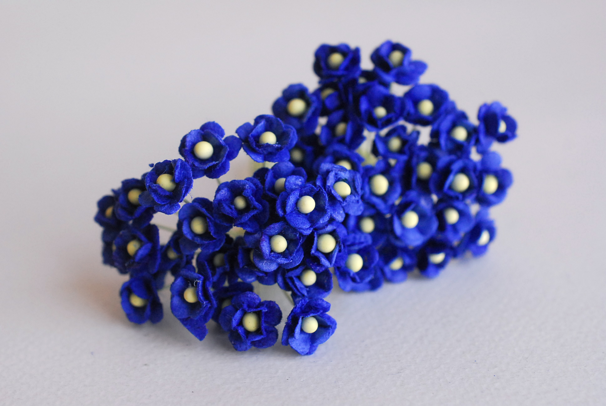 ดอกไม้กระดาษสา ดอกไม้กระดาษสาราคาส่ง ดอกไม้กระดาษสำหรับตกแต่ง งานแต่งงาน หรือติดของชำร่วย ดอก creeping lady 100 ดอก ขนาด 0.8 cm. สีน้ำเงินน้ำทะเล Small Paper Flower with stem, 100 pcs., size 0.8 cm., creeping flowers 2 layers, ocean blue color