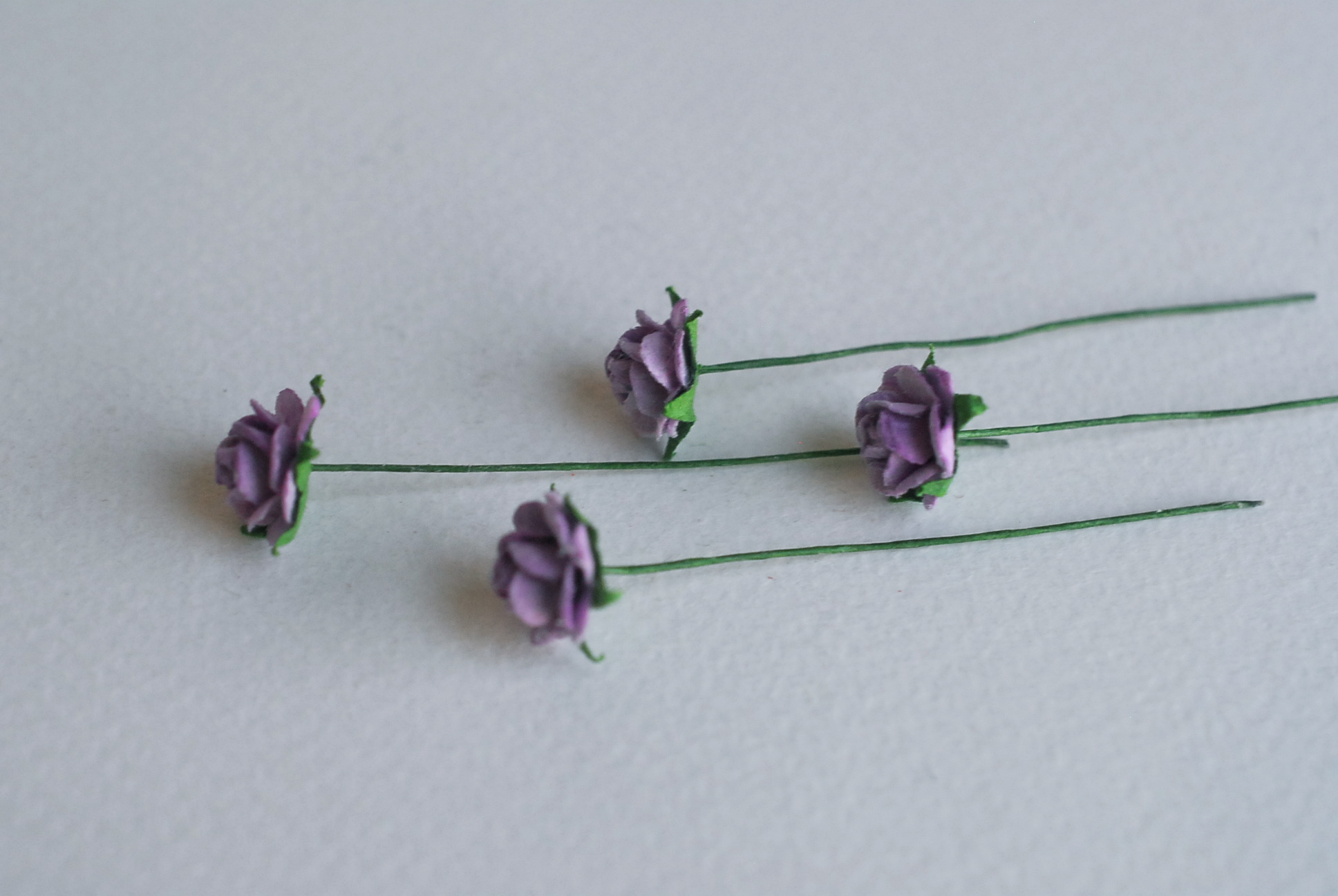 ดอกไม้กระดาษสาสำหรับตกแต่ง ของชำร่วย ดอกกุหลาบ ดอกกุหลาบสีแดง กระดาษสา สีม่วงขนาด 1 cm. จำนวน 100 ดอก/1 ถุง