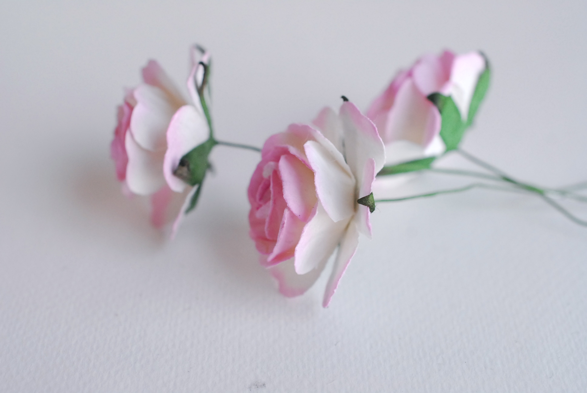 ดอกไม้กระดาษสา ดอกกุหลาบกระดาษสา ดอกไม้กุหลาบ ดอกไม้ประดิษฐ์ สำหรับตกแต่ง หรืองานแต่งงาน สีชมพูอ่อนปัดขาว ขนาด 3.5 cm. จำนวน 25 ดอก Paper flowers, handmade flowers, small roses paper size 3.5 cm. 25 pieces, soft pink brushcolor.