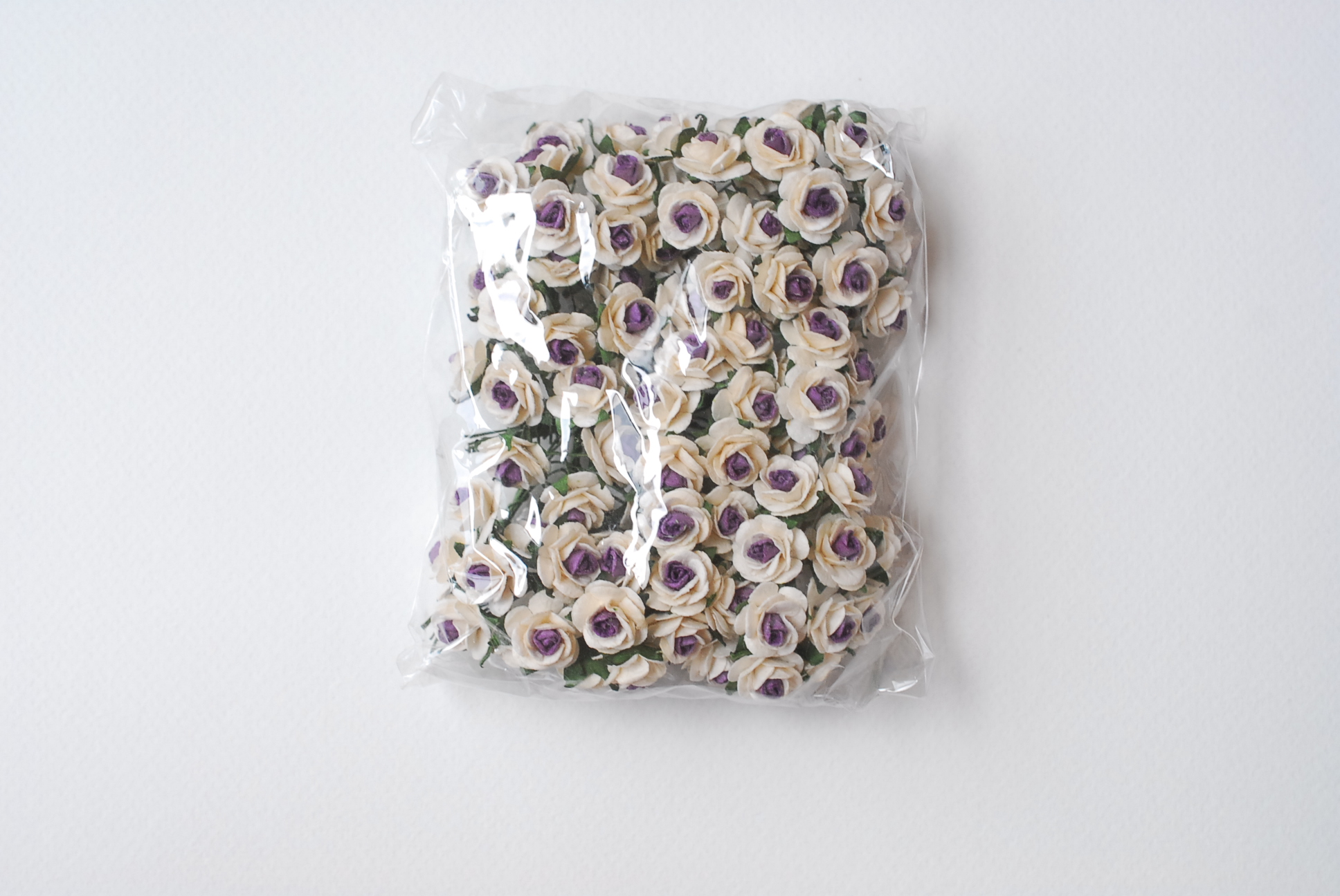 ดอกไม้กุหลาบกระดาษสา, ดอกกุหลาบจิ๋ว, ดอกไม้กระดาษสาขายส่ง สีม่วงจุด- ขาว ขนาด 1.5 cm. จำนวน 100 ดอก Paper Flowers size 1.5 cm., mini roses purple–white color, 100 pcs.