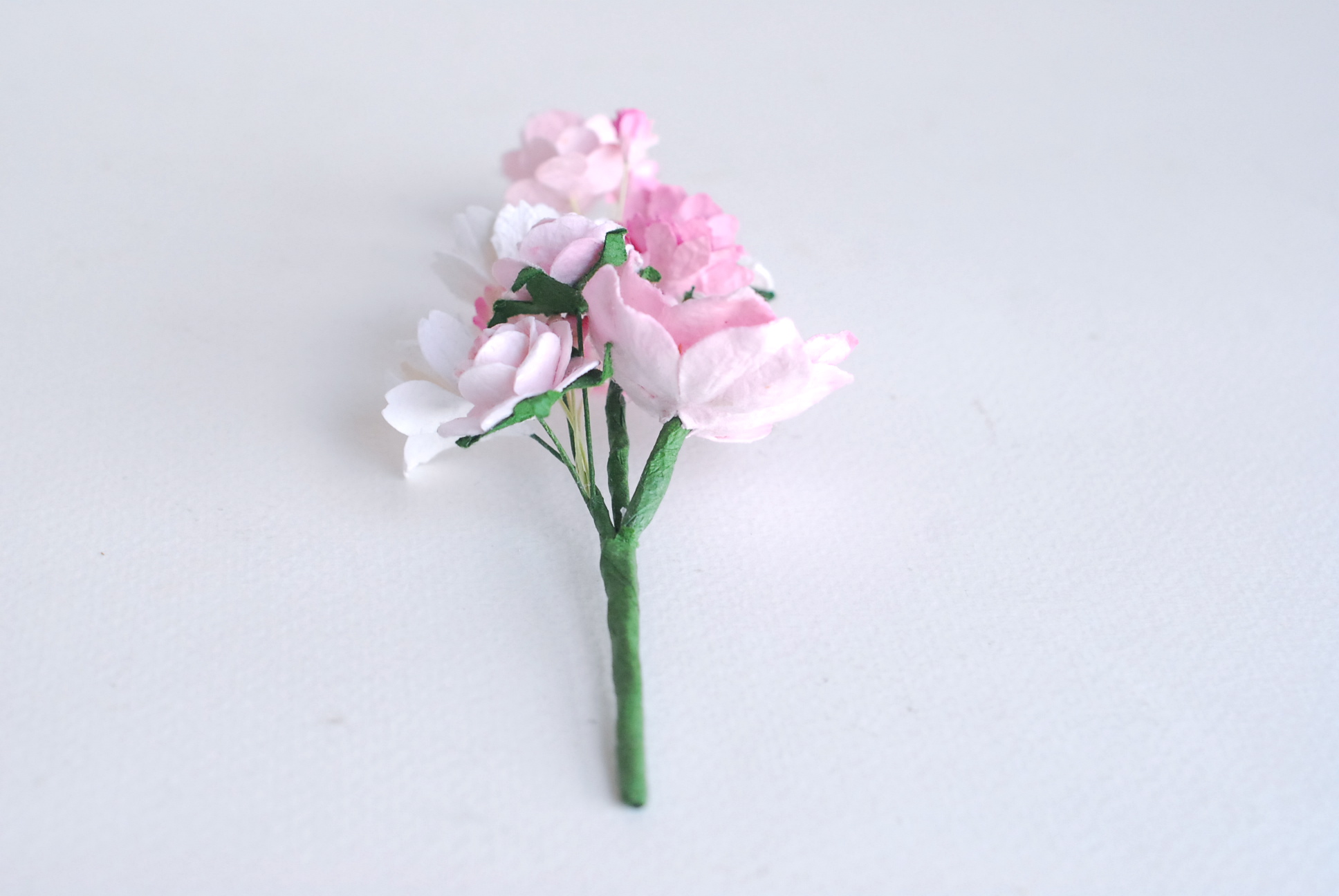 ช่อดอกไม้ติดอกเจ้าบ่าว ช่อดอกไม้ประดับ งานแต่งงาน งานประดิษฐ์ ของชำร่วย ดอกไม้กระดาษสา งานแต่งงาน DIY wedding boutonniere