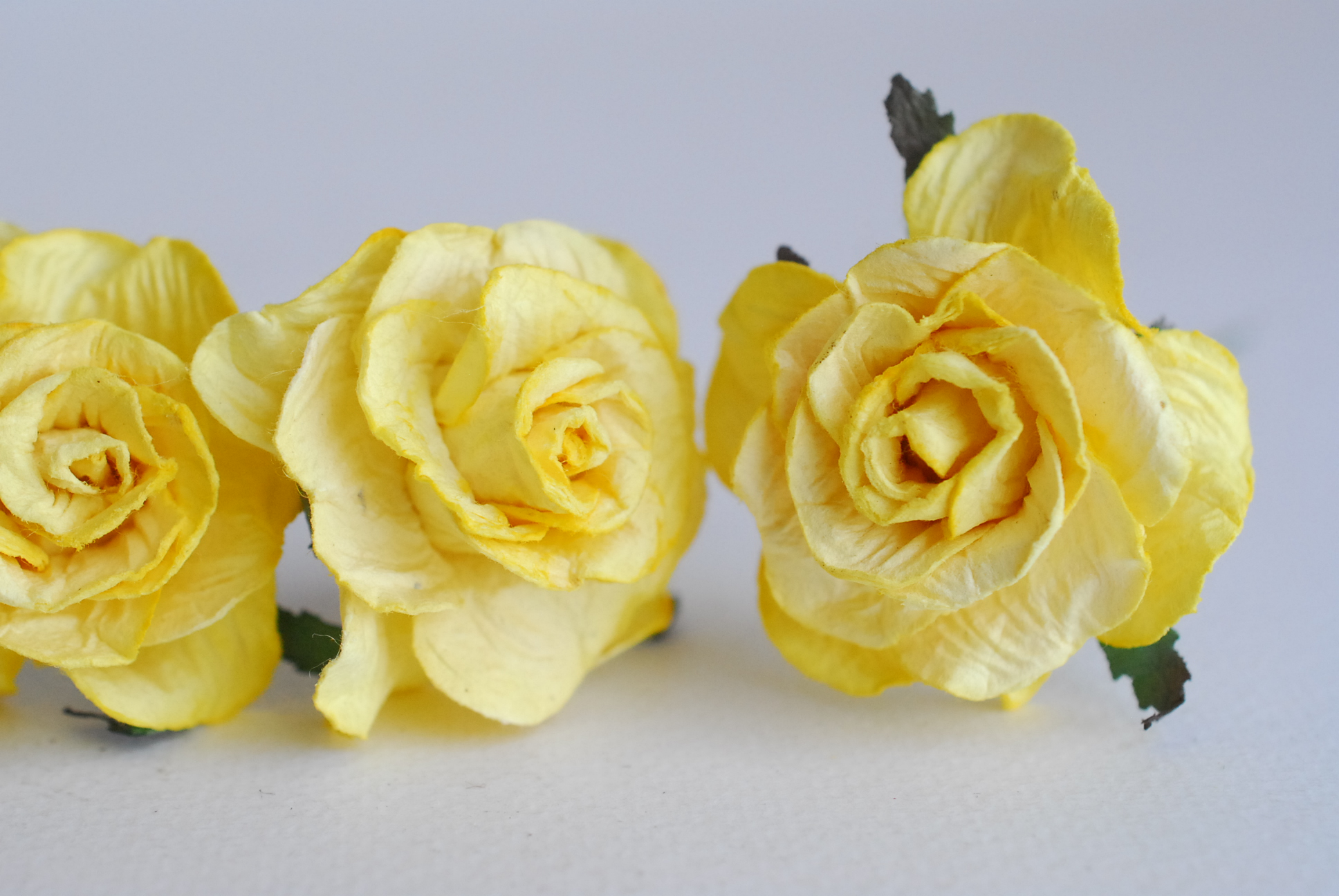 ดอกไม้ประดิษฐ์ ดอกไม้กระดาษสา ตกแต่งงานแต่งงาน งานแต่งงาน ดอกไม้ทำมงกุฎ ดอกกุหลาบขนาด 4 cm. 25ดอก กลีบบิด สีเหลือง yellow color