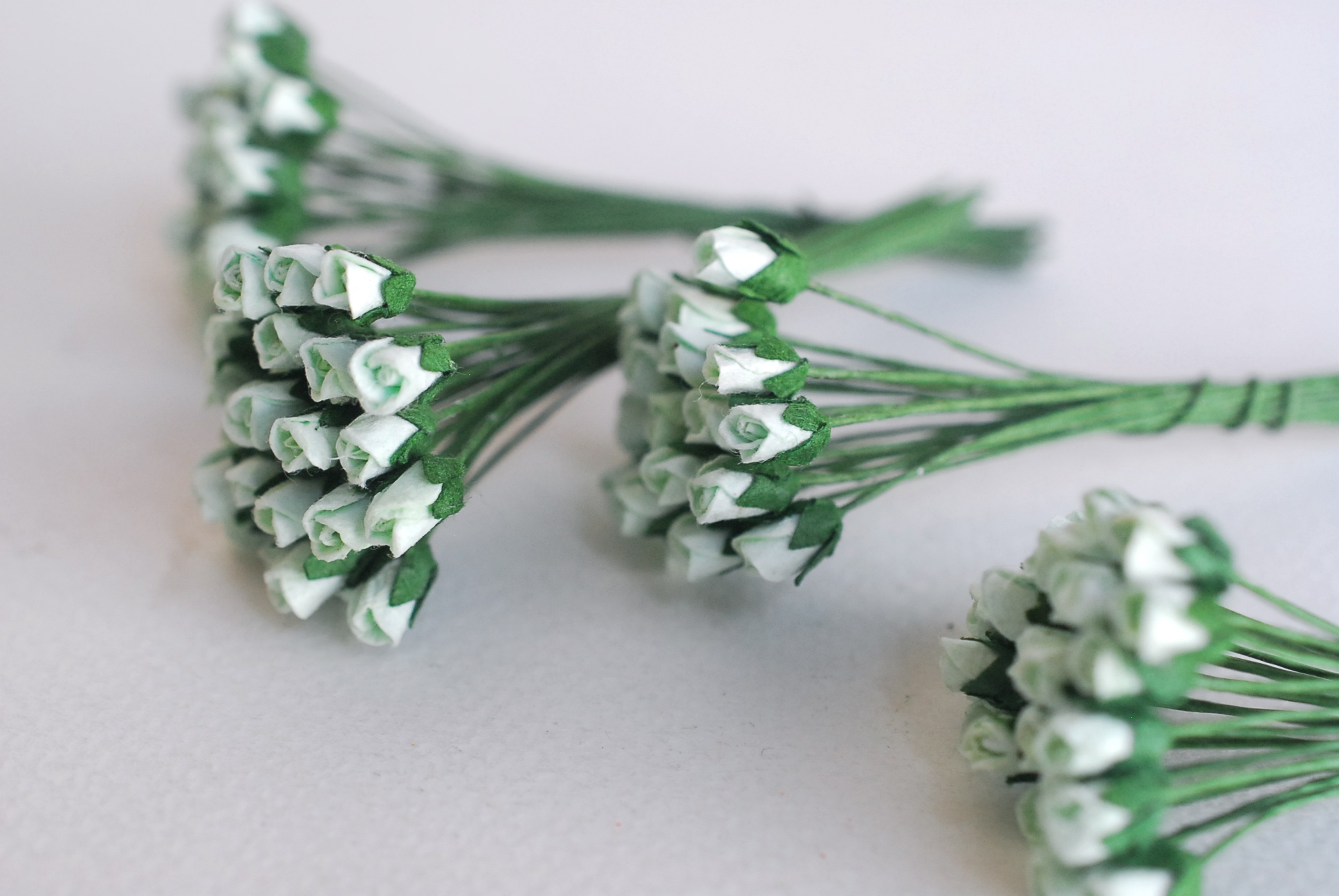 ดอกไม้กระดาษสา ดอกไม้กระดาษสา จตุจักร งานประดิษฐ์ ดอกไม้ทำข้อมือเพื่อนเจ้าสาว แต่งงาน, ดอกกุหลาบตูม 100 ดอก สีเขียวมิ้น color ขนาด 0.5x0.8 cm. paper flowers, budding roses flower 0.5x0.8 cm. 100 pieces. mint color.