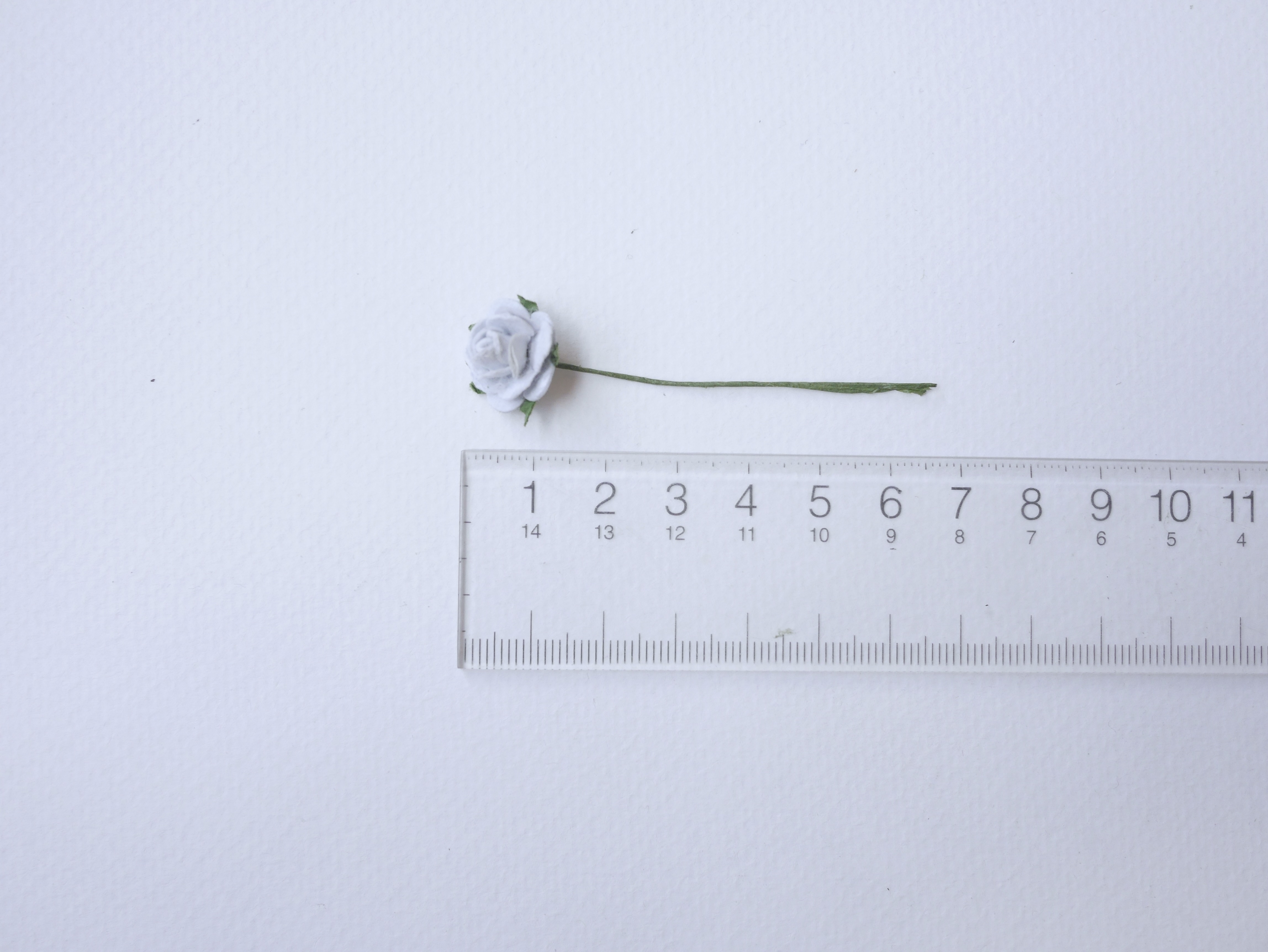 ดอกไม้กุหลาบกระดาษ ดอกไม้กระดาษสา, ดอกกุหลาบจิ๋ว, ดอกไม้กระดาษสาขายส่ง สีเทาอ่อนผสมฟ้าอ่อน ขนาด 1.5 cm. จำนวน 100 ดอก Paper Flowers size 1.5 cm., mini roses pale gray color, 100 pcs.