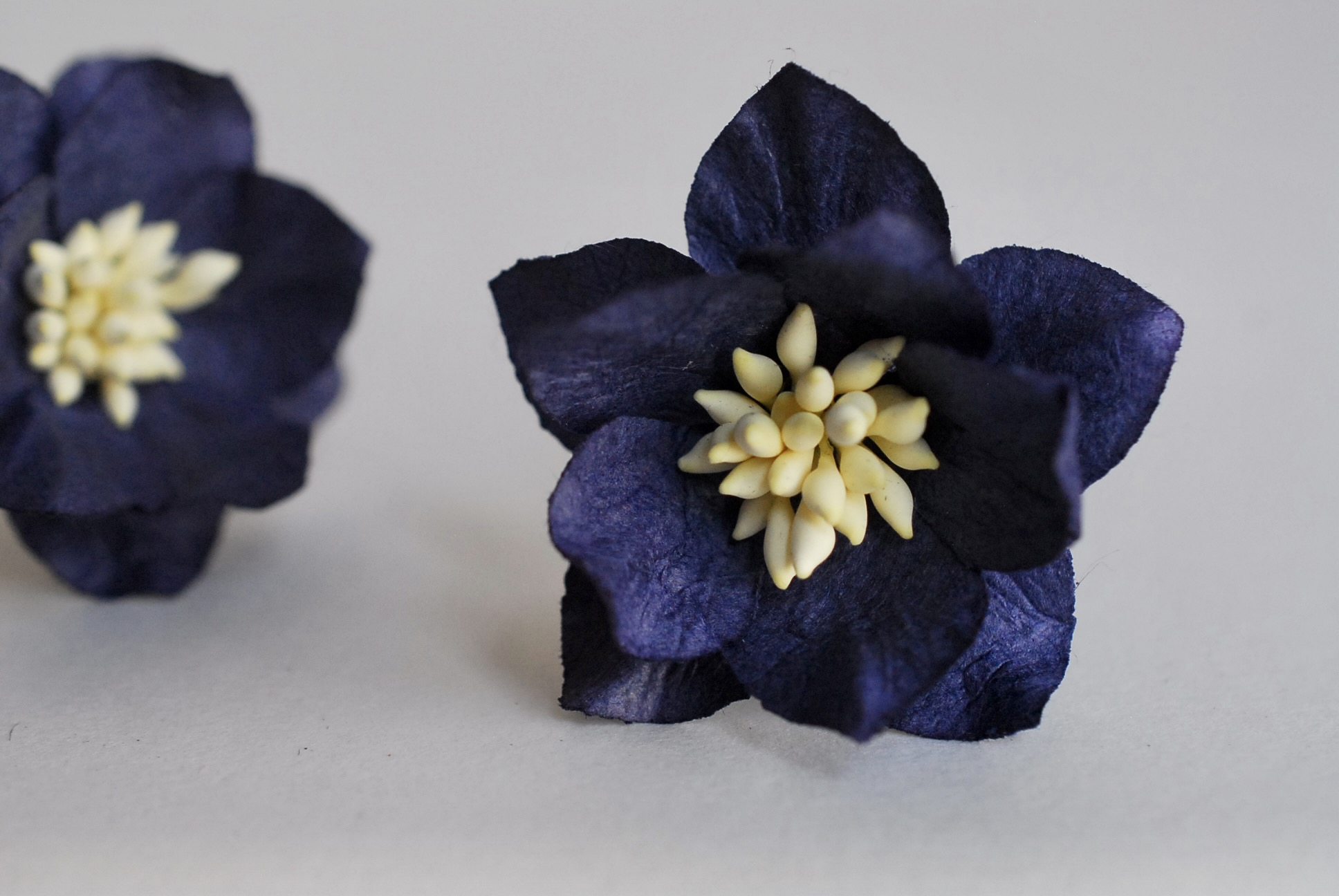 ดอกไม้กระดาษสา ดอกโลตัสอินโดนิเซียกระดาษ ดอกไม้กระดาษสาราคาส่ง ดอกไม้กระดาษสำหรับตกแต่งของชำร่วย งานแต่งงาน ทำช่อดอกไม้ติดอกเจ้าบ่าว ข้อมือดอกไม้เจ้าสาว ขนาด3.5 cm. 25 ดอก สีน้ำเงินกรมท่า Paper flowers supplies: DIY wedding tools Big Cherry blossom passio