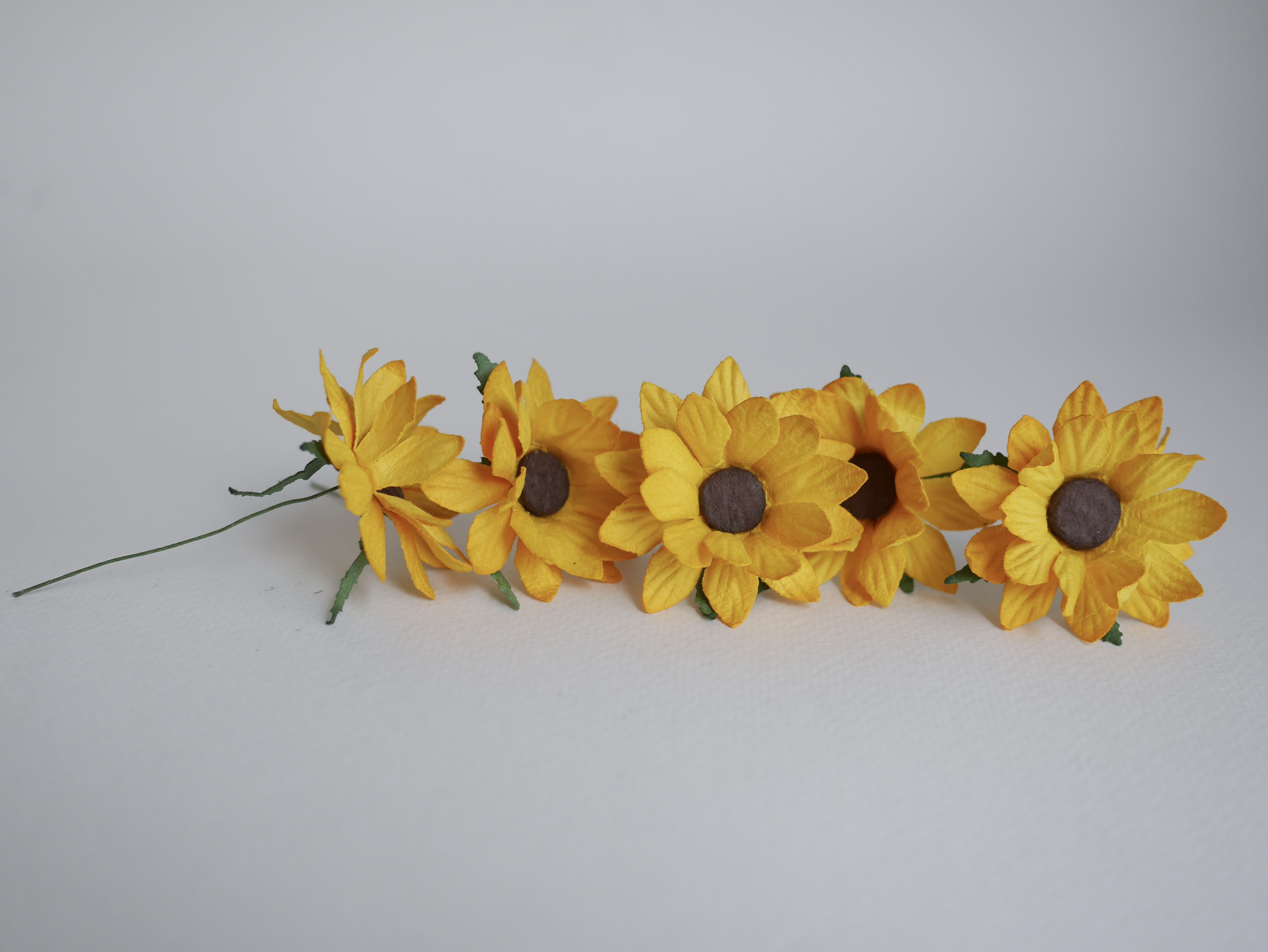 ดอกไม้กระดาษสา ดอกไม้ประดิษฐ์จากกระดาษสา ดอกเดซี่ เกสรสีทอง ดอกไม้กระดาษสาขายส่ง ดอกไม้ประดิษฐ์ ดอกไม้ทำข้อมือเพื่อนเจ้าสาว ดอก daisy ขนาด 5cm. จำนวน 25 ดอก สีเหลือง Paper Flower, 25 Daisy Flowers, yellow color, size 6 cm., brown pollen.