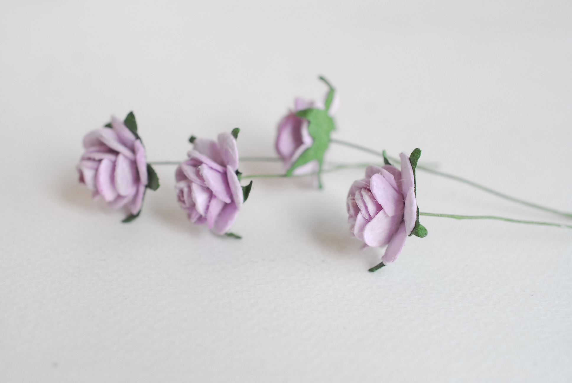 Paper Flowers size 2 cm., mini roses pale purple color, 50 pcs. ดอกไม้กระดาษสาสีม่วงอ่อนขนาด 2 cm. จำนวน 50 ดอก