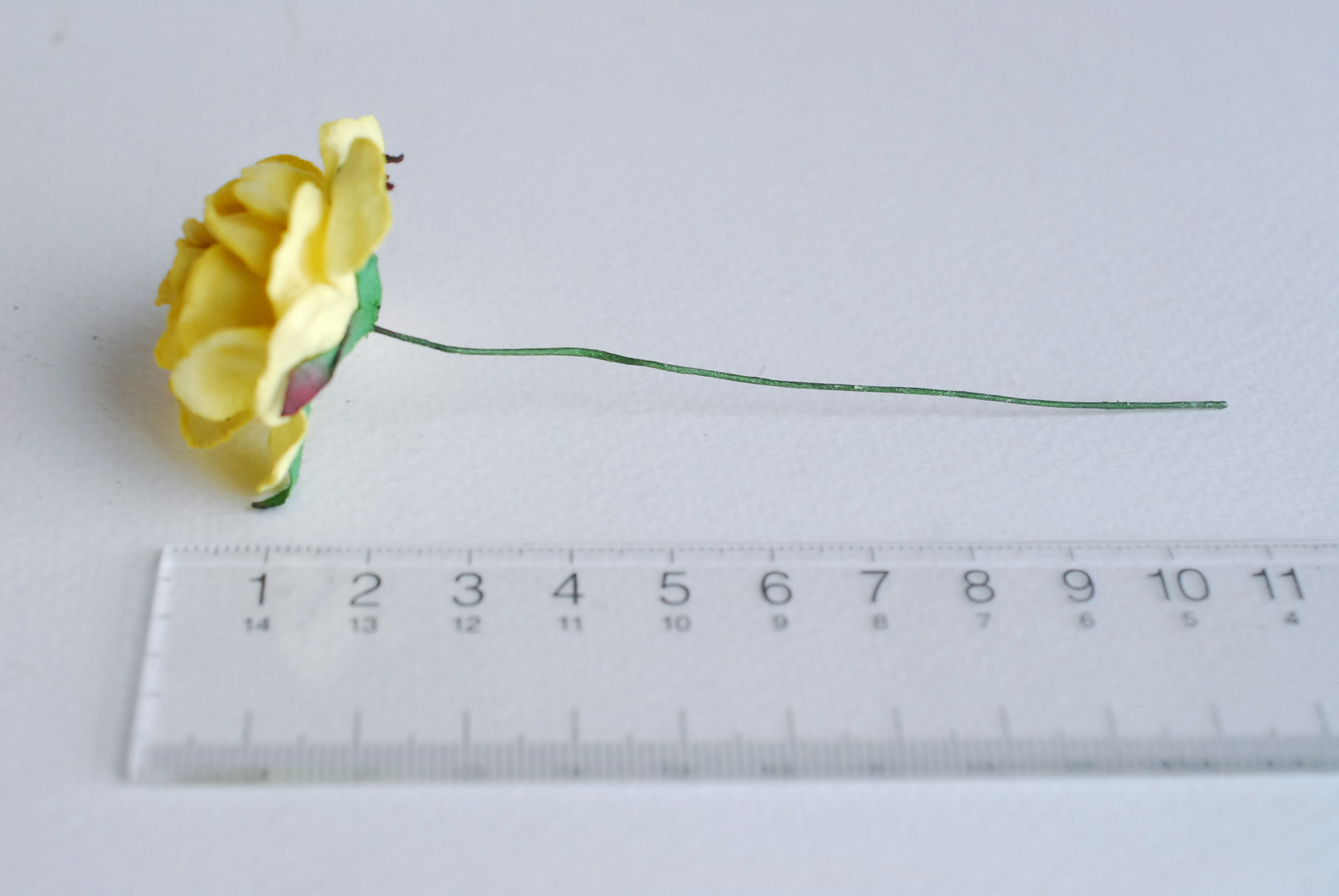 ดอกไม้กระดาษสา ดอกกุหลาบกระดาษสา ดอกไม้กุหลาบ ดอกไม้ประดิษฐ์ สำหรับตกแต่ง หรืองานแต่งงาน สีเหลืองขนาด 3.5 cm. จำนวน 25 ดอก Paper flowers, handmade flowers, small roses paper size 3.5 cm. 25 pieces, yellow color.