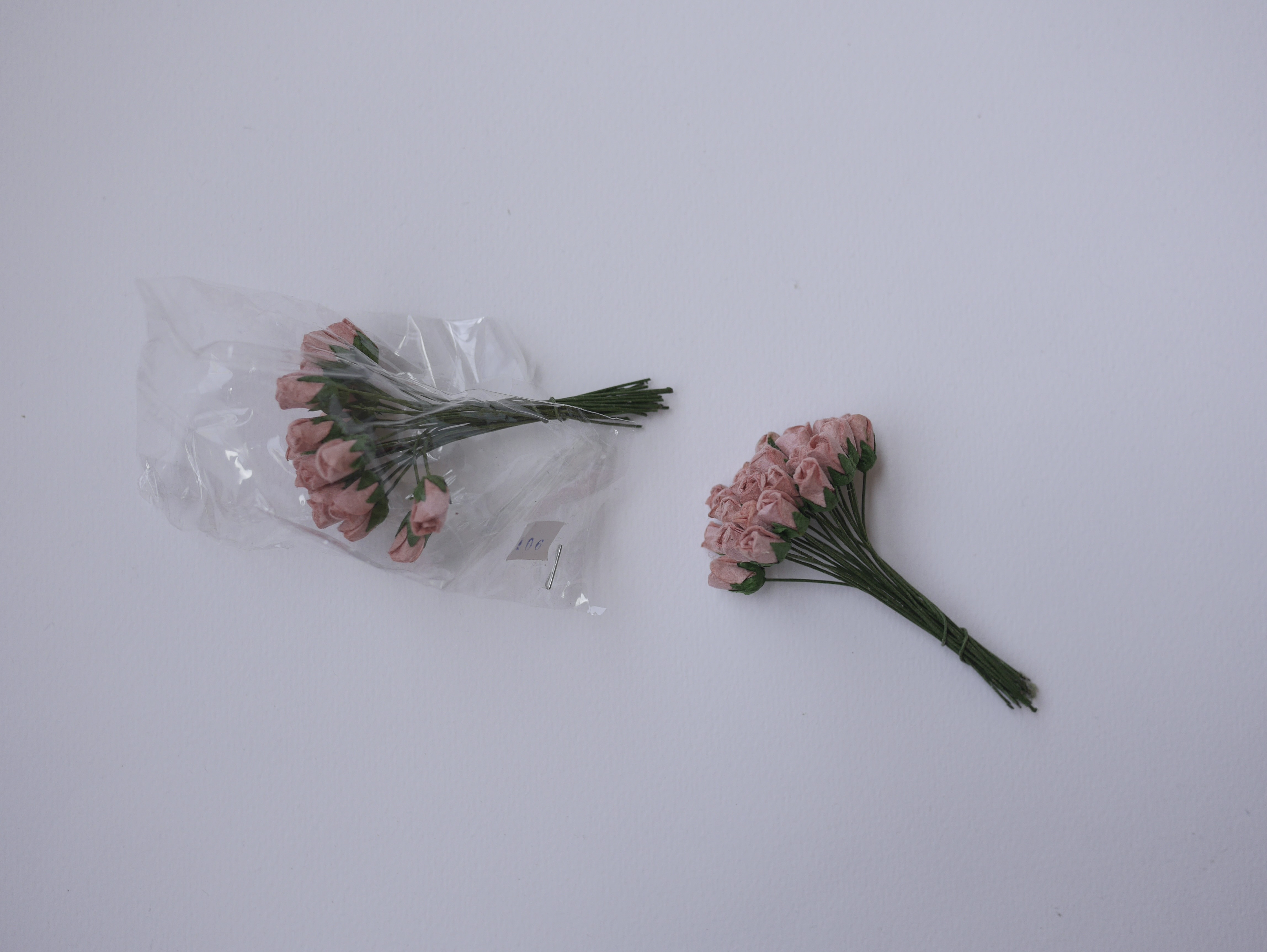 ดอกไม้กระดาษสา ดอกไม้กระดาษสา จตุจักร งานประดิษฐ์ ดอกไม้ทำข้อมือเพื่อนเจ้าสาว แต่งงาน, ดอกกุหลาบตูม 50 ดอก สีชมพูตุ่น ขนาด 0.8x1.5 cm. paper flowers, budding roses flower 0.8 x1.5 cm. 50 pieces. maroon color