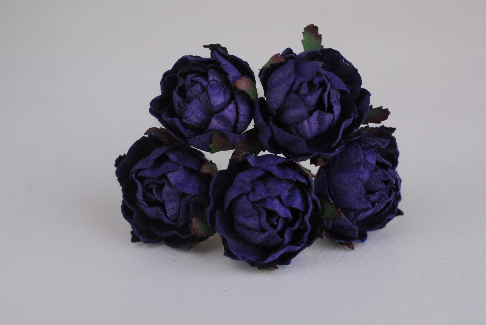 ดอกไม้กระดาษสาราคาส่ง, ดอกไม้กระดาษ,สำหรับตกแต่งของชำร่วย งานแต่งงาน ดอกกุหลาบกลม peony ขนาด 3.5 cm. จำนวน 25 ดอก, สีน้ำเงินเข้ม Paper Flowers, Peony flowers supplies size 3.5 cm./ 25 pieces, handmade flowers, peony passion blue color.