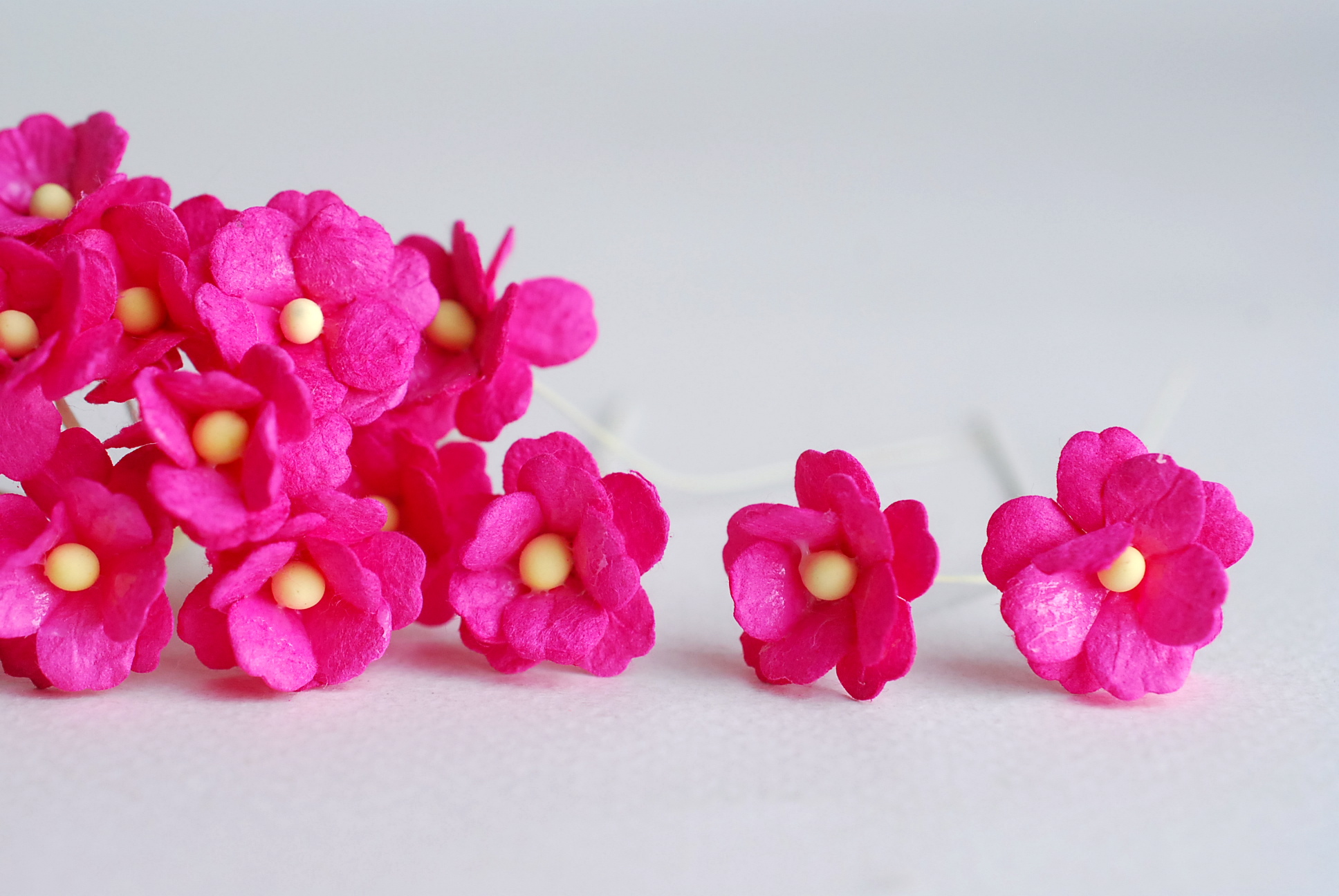 ดอกไม้กระดาษสา ราคาส่ง, ดอกไฮเดรนเยียกระดาษสา ดอกไม้ประดิษฐ์ ตกแต่งงานแต่งงาน ประดิษฐ์ข้อมือเพื่อนเจ้าสาว ขนา่ด 1.5 cm., สำหรับของชำร่วย, งานแต่งงาน, ดอกไม้ทำข้อมือเจ้าสาว สีชมพูบานเย็น จำนวน 100 ดอก Paper flower,100 Pieces mulberry hydrangea magenta colo