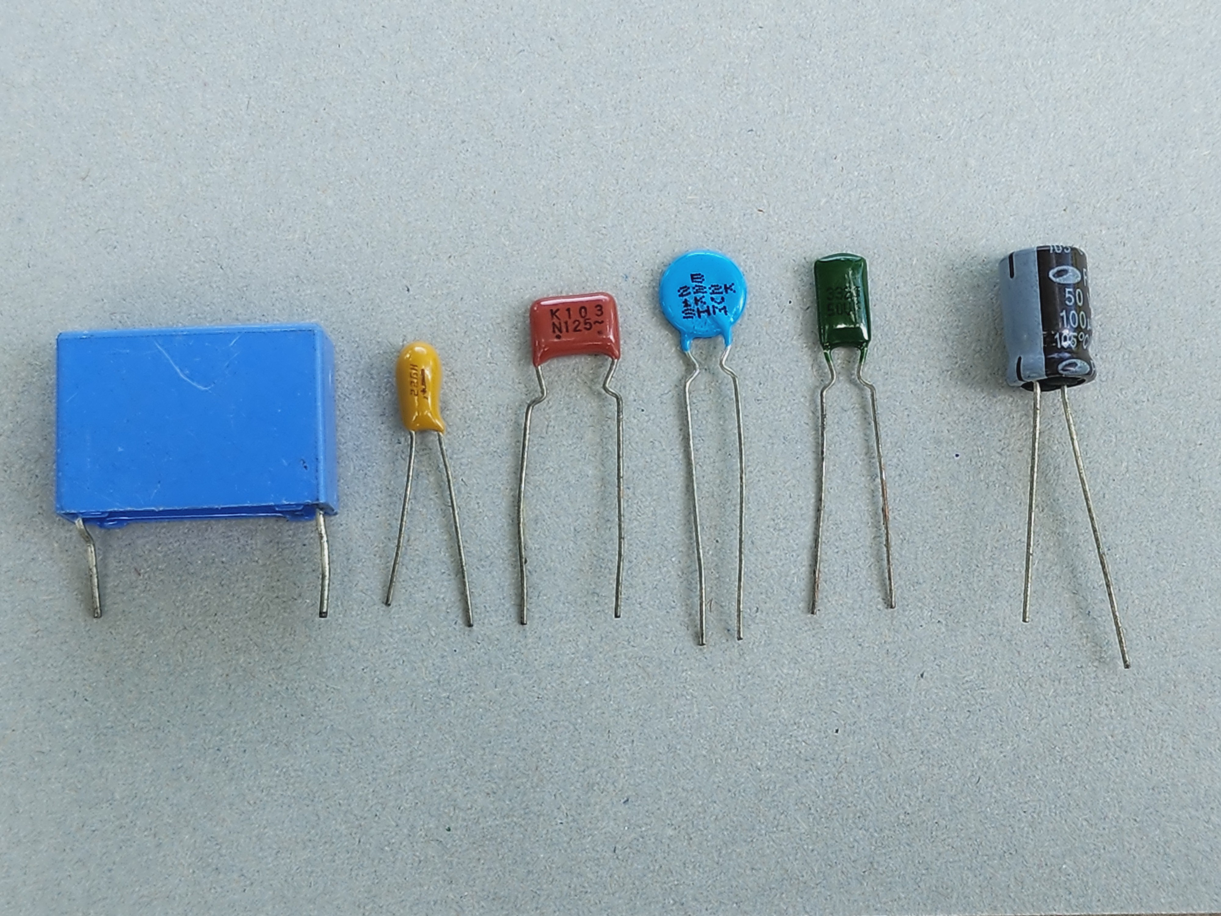 รูปคาปาซิเตอร์ชนิดต่างๆ และ สัญลักษณ์คาปาซิเตอร์มีขั้ว ไม่มีขั้ว และแบบปรับค่าได้