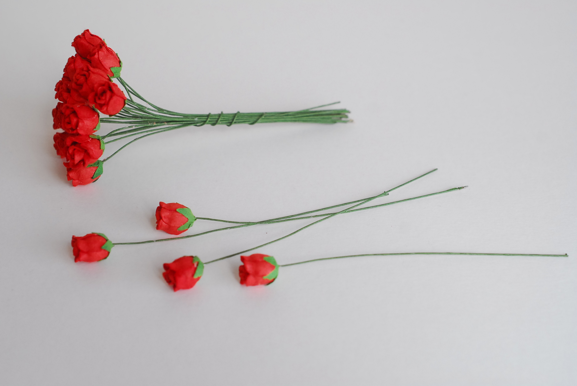 ดอกไม้กระดาษสา ดอกไม้กระดาษสา จตุจักร งานประดิษฐ์ ดอกไม้ทำข้อมือเพื่อนเจ้าสาว แต่งงาน, ดอกกุหลาบตูม 0.8x1 cm. 25 ดอก สีแดง paper flowers, budding roses flower 0.8x1 cm. 25 pieces red color.