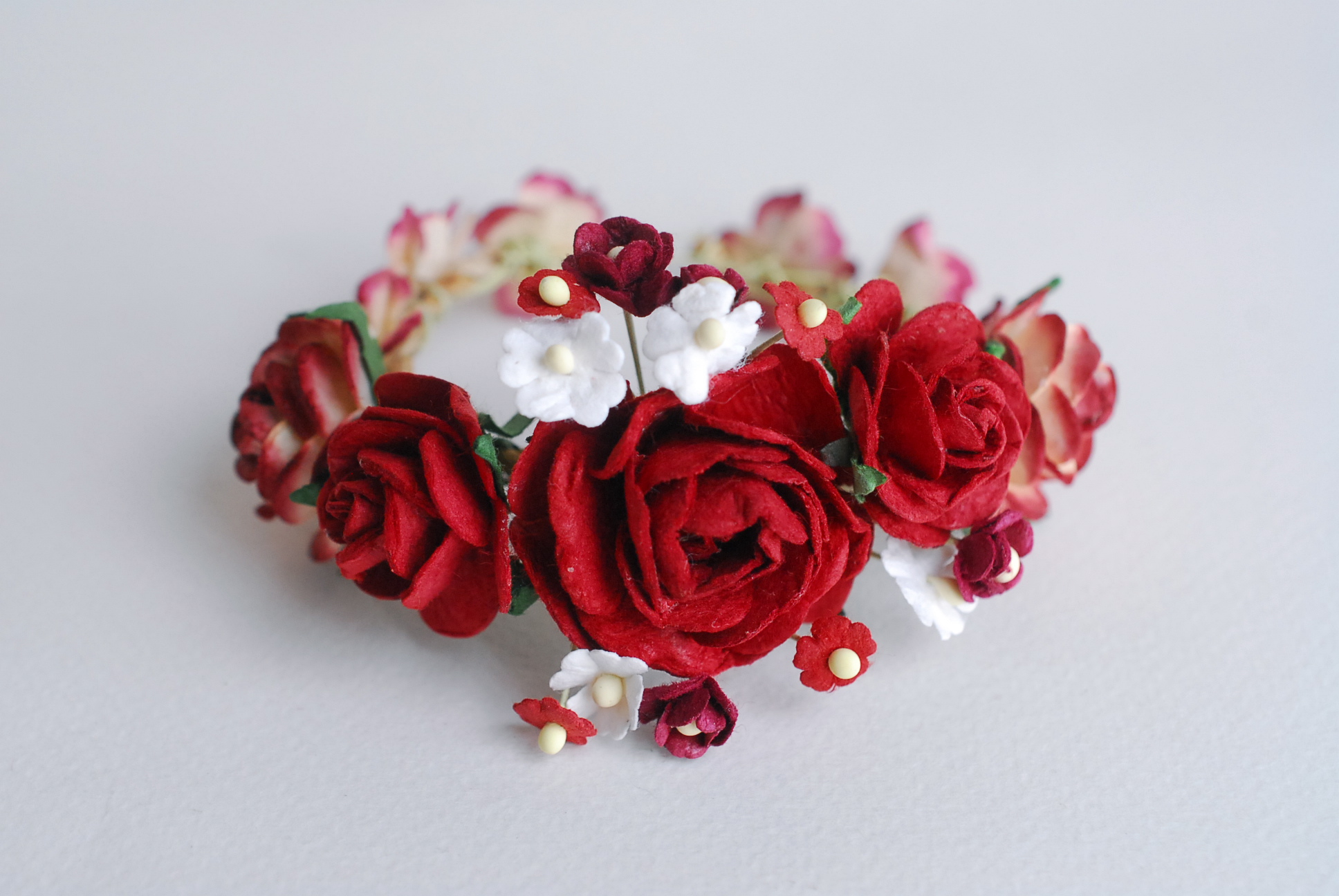 อมือเพื่อนเจ้าสาว งานแต่งงาน งานประดิษฐ์ DIY สีแดง ดอกกุหลาบกระดาษสา และดอกไม้กระดาษสาขนาดเล็ก Handmade corsages 1 ชิ้น