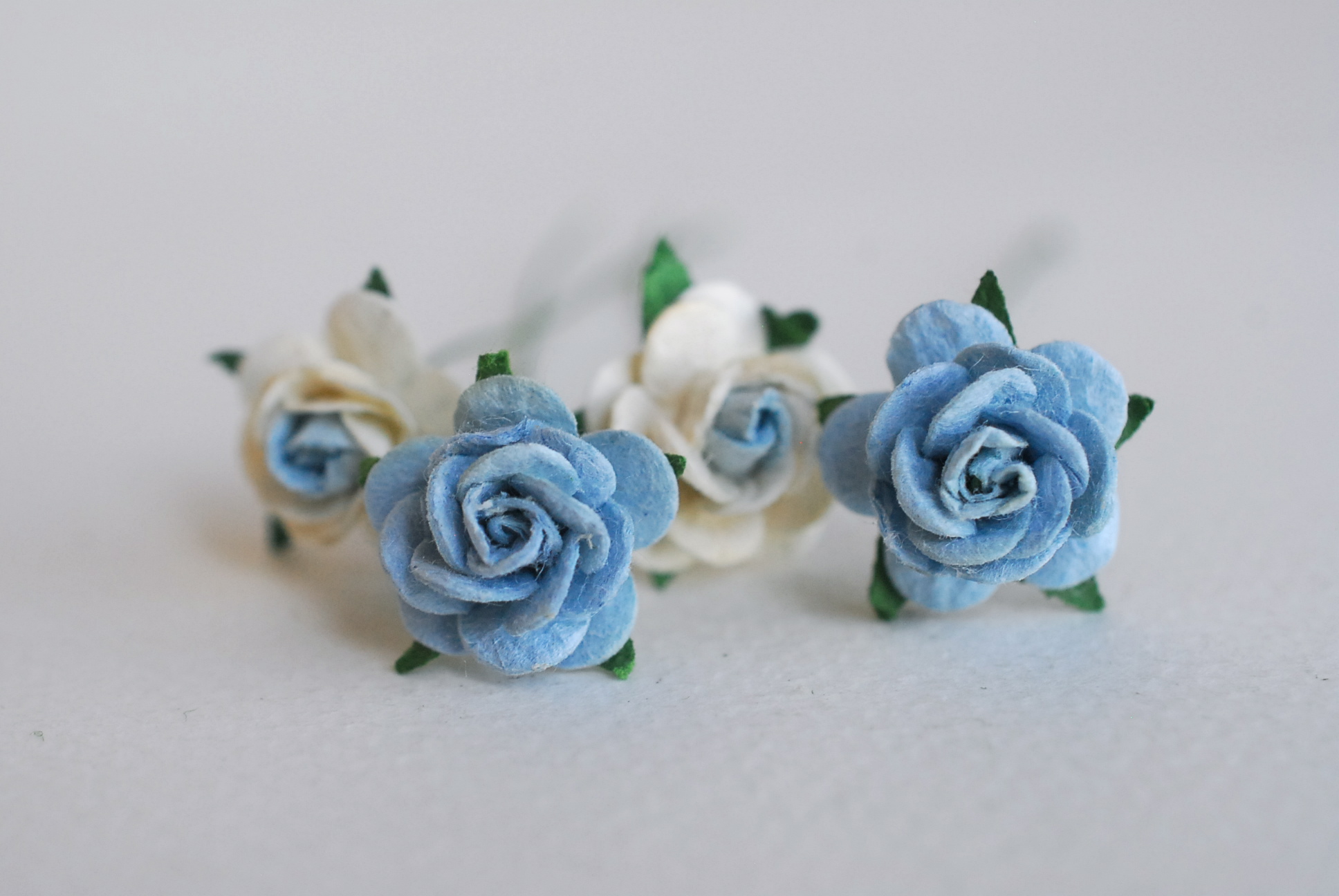 ซื้อ1 ห่อ แถม 1 ห่อ ดอกไม้กุหลาบกระดาษ ดอกไม้กระดาษสา, ดอกกุหลาบจิ๋ว, ดอกไม้กระดาษสาขายส่ง สีฟ้าตุ่น แถมสีฟ้าจุดขาว ขนาด 1.5 cm. จำนวน 100 ดอก Paper Flowers size 1.5 cm., mini roses pale blue color, 100 pcs. and get free 1 pack of blue sky-white color.