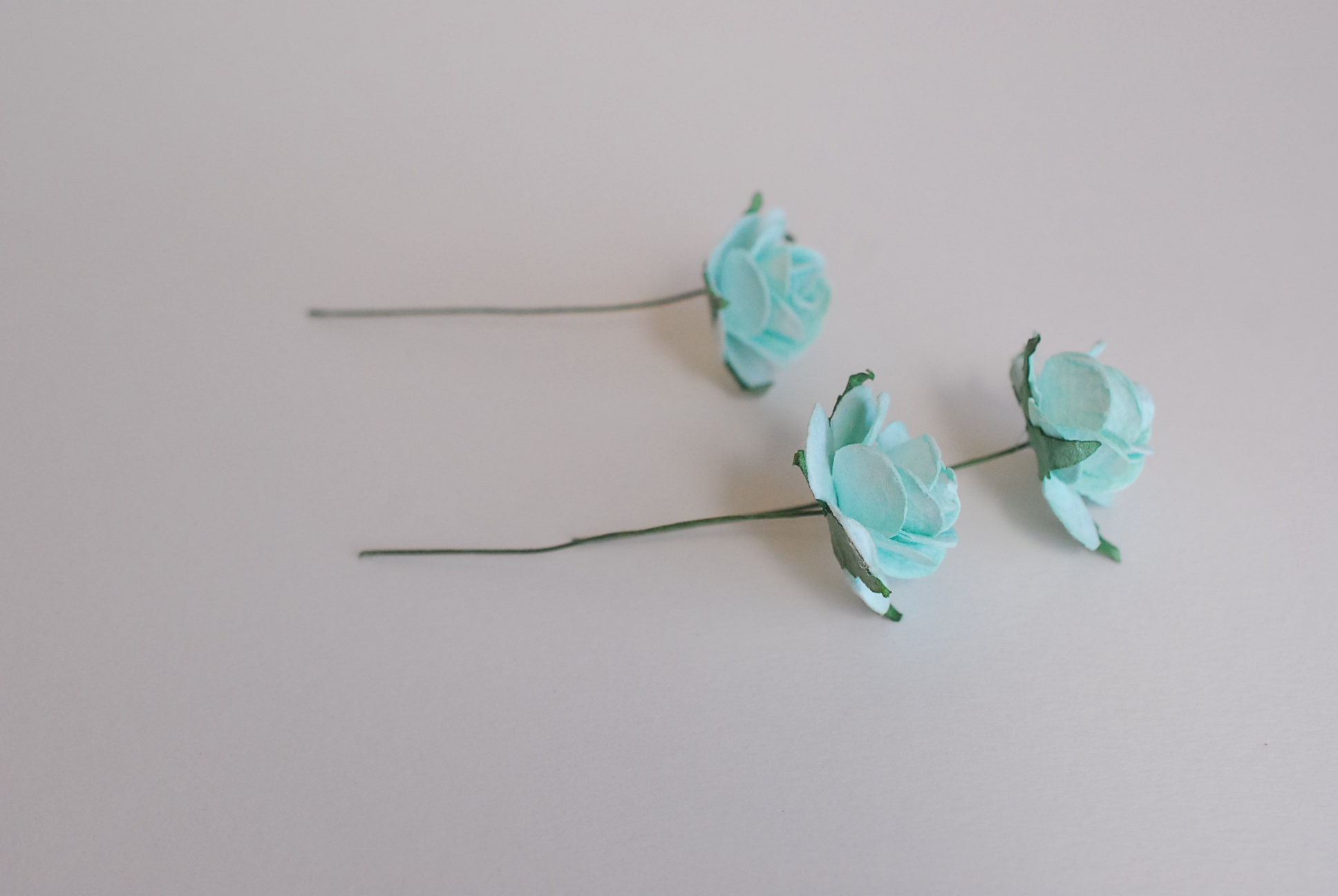 ดอกไม้กระดาษสา ดอกไม้กุหลาบกระดาษ ราคาส่ง, ดอกกุหลาบจิ๋ว ดอกกุหลาบกระดาษสา ดอกไม้ประดิษฐ์ สำหรับตกแต่งของชำร่วย หรืองานแต่งงาน สีมิ้นท์ ขนาด 2.5 cm. จำนวน 50 ดอก สี 166