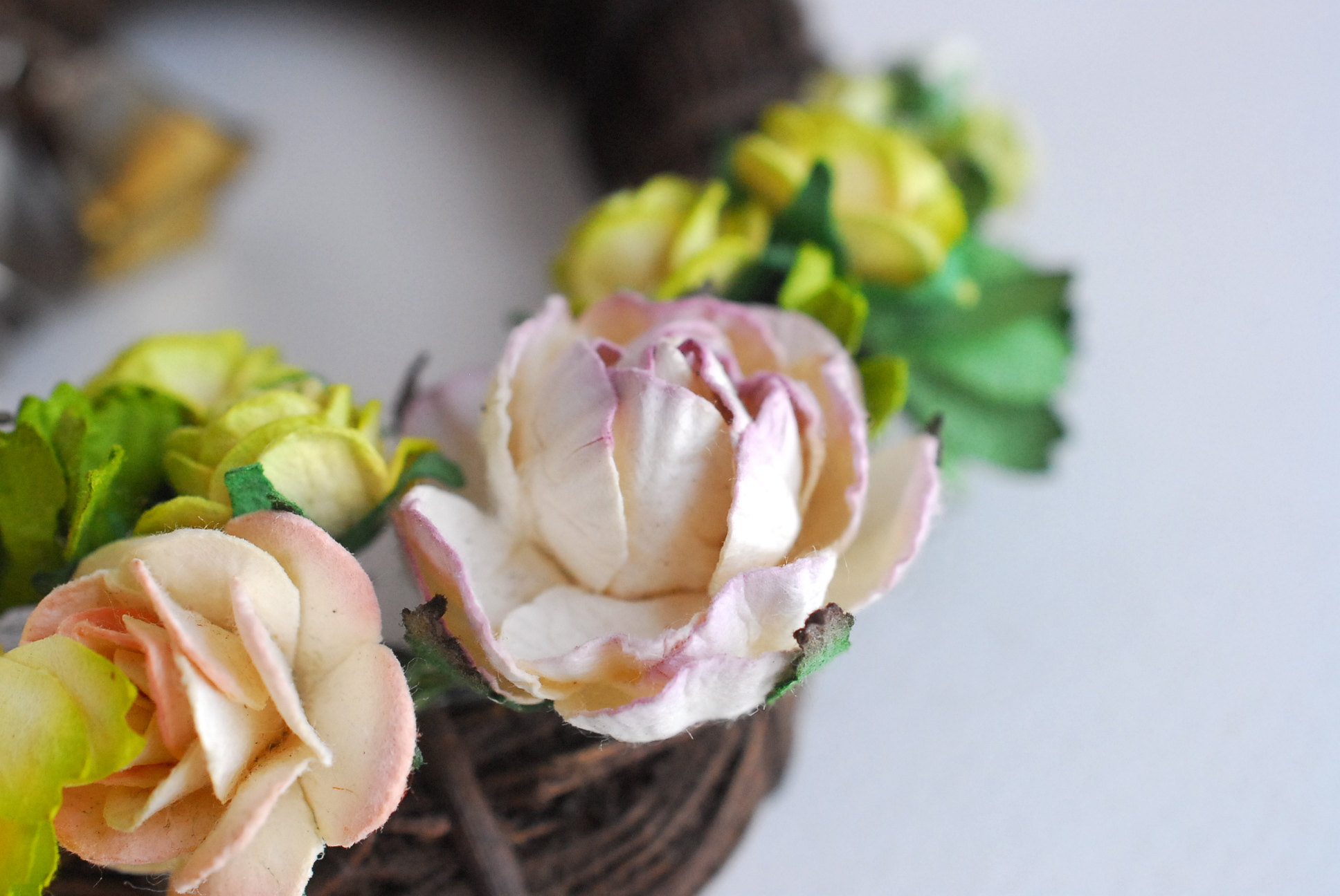 พวงหรีดดอกไม้กระดาษสำหรับตกแต่ง แขวนหน้าต่าง หรือ ตกแต่งห้องรับแขก รูปหัวใจ ดอกไม้กระดาษสาสีเขียว ในช่วงเวลา x'mas หรือ autumn