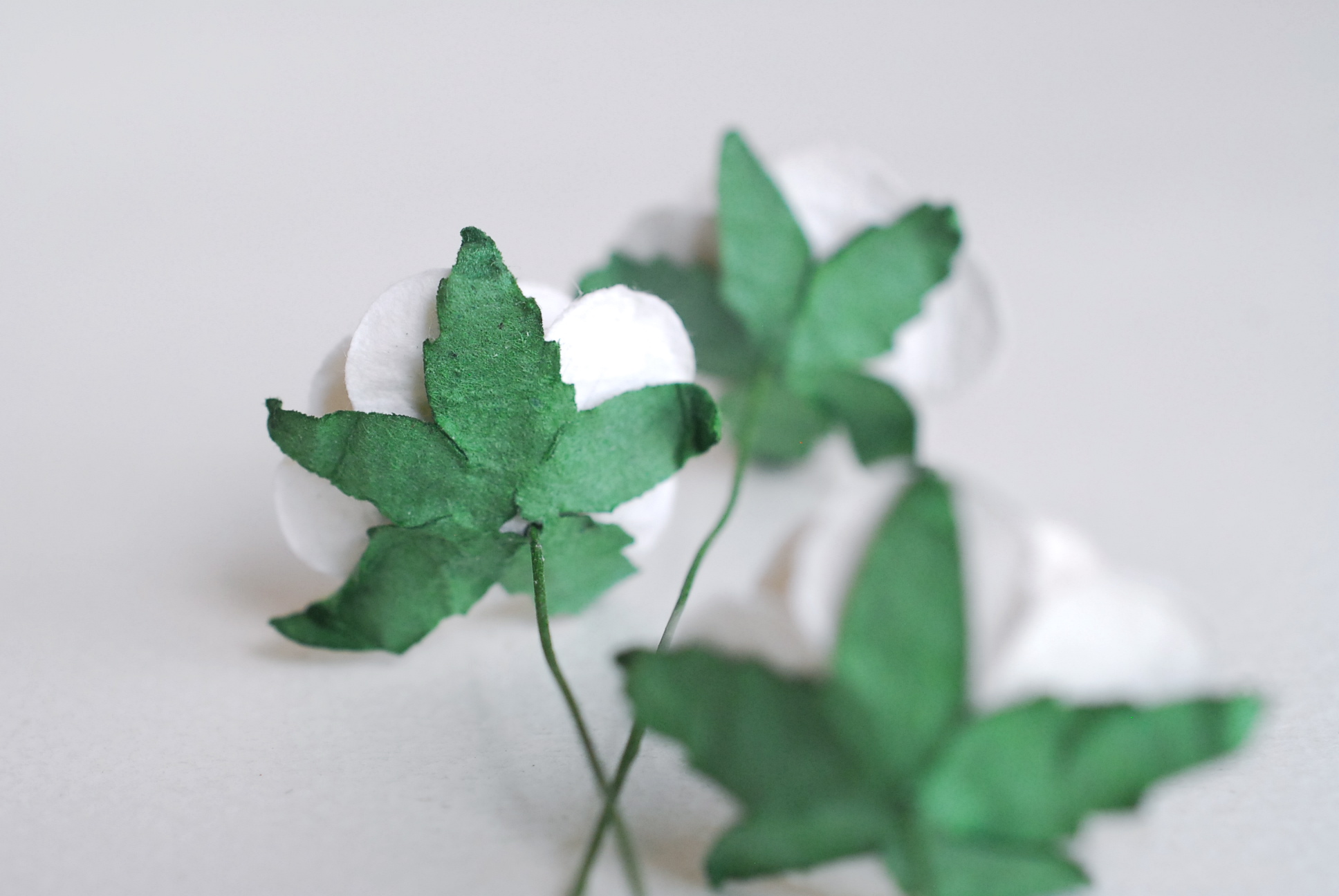 ดอกไม้กระดาษ ดอกไม้กระดาษสา ราคาส่ง,ดอกไม้กุหลาบกระดาษ ดอกกุหลาบกระดาษสา ดอกไม้ประดิษฐ์ สำหรับตกแต่ง หรืองานแต่งงาน สีม่วงขาว 2 tone ขนาด 2.5 cm. จำนวน 50 ดอก