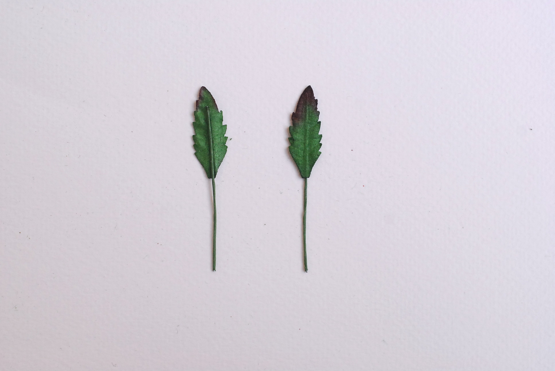 ใบไม้กระดาษ ใบไม้กระดาษสา ราคาส่ง,ใบไม่้กุหลาบกระดาษ สำหรับดอกมะลิกระดาษสา ใบไม้ประดิษฐ์ สำหรับตกแต่ง หรืองานแต่งงาน สีเขียวเข้มปัดสีแดง ขนาด 1.00x2.5 cm. จำนวน 100 ใบ