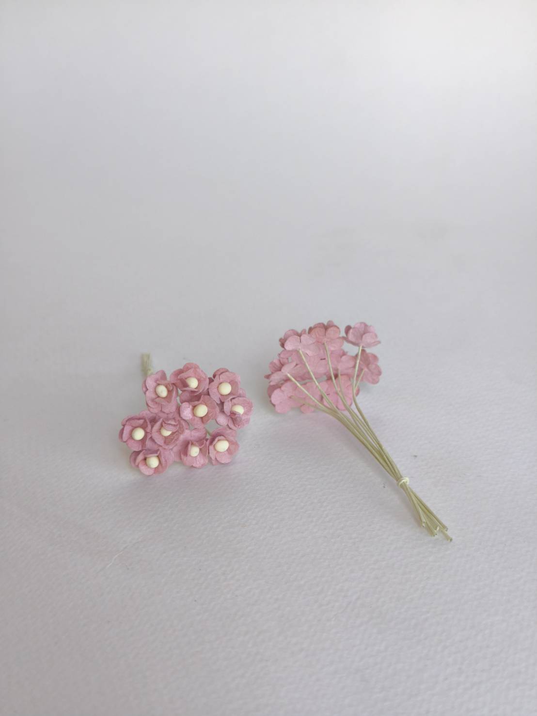 ดอกไม้กระดาษสา ดอกไม้กระดาษสาราคาส่ง ดอกไม้กระดาษสำหรับตกแต่ง งานแต่งงาน หรือติดของชำร่วย ดอก creeping lady 100 ดอก ขนาด 0.8 cm. สีชมพูตุ่น Small Paper Flower with stem, 100 pcs., size 0.8 cm., creeping flowers 2 layers, pink dusty color