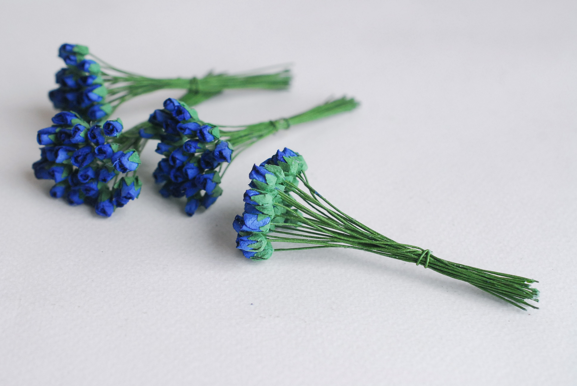 ดอกไม้กระดาษสา ดอกไม้กระดาษสา งานประดิษฐ์ ดอกไม้ทำข้อมือเพื่อนเจ้าสาว แต่งงาน, ดอกกุหลาบตูม 100 ดอก สีน้ำเงินน้ำทะเล color ขนาด 0.5x0.8 cm. paper flowers, budding roses flower 0.5x0.8 cm. 100 pieces. blue oceancolor.