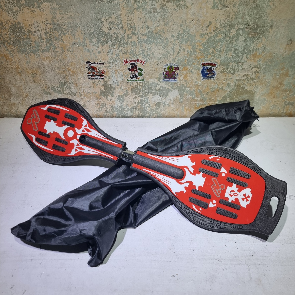 [0202] Snakeboard, snake board, wheels rotate 360 degrees, the center can be bent.