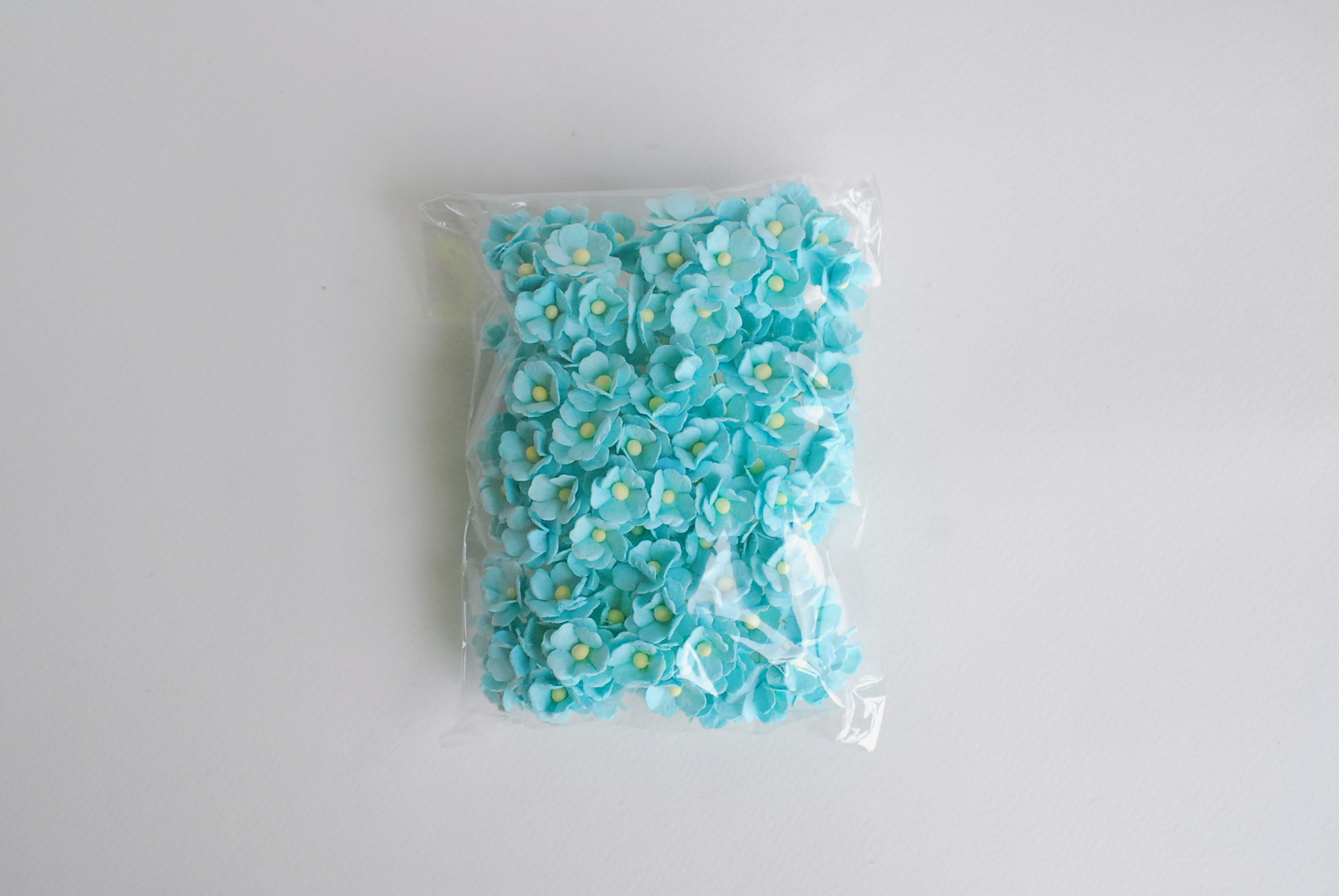 ดอกไม้กระดาษสา ราคาส่ง, ดอกไฮเดรนเยียกระดาษสา ดอกไม้ประดิษฐ์ ตกแต่งงานแต่งงาน ประดิษฐ์ข้อมือเพื่อนเจ้าสาว ขนา่ด 1.5 cm., สำหรับของชำร่วย, งานแต่งงาน, ดอกไม้ทำข้อมือเจ้าสาว สีฟ้าใส จำนวน 100 ดอก Paper flower,100 Pieces mulberry hydenyia blue sky color