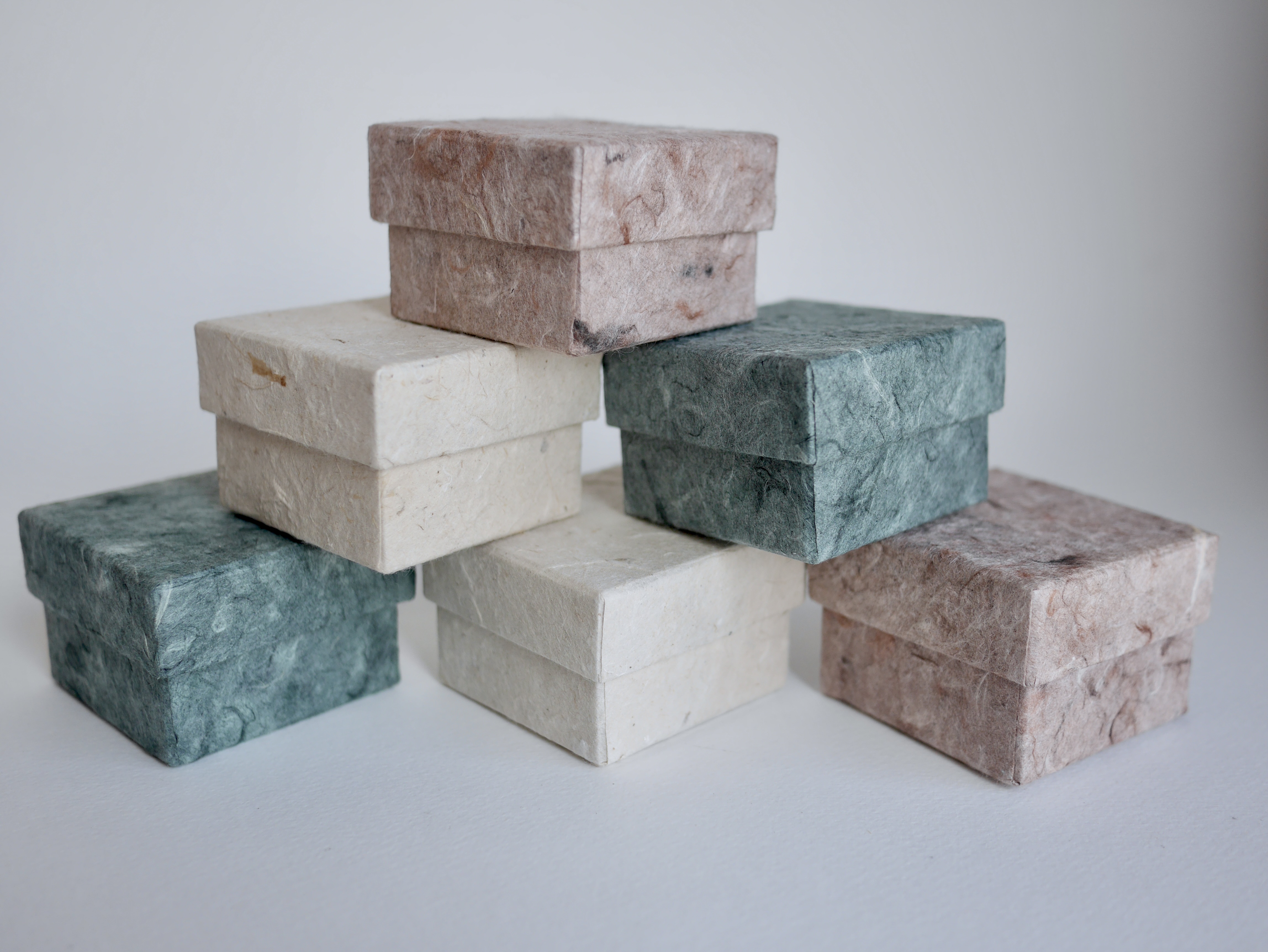 กล่องกระดาษสา กล่องกระดาษ สำหรับใส่ของขวัญ gift ขนาด 6x6x4 เซนติเมตร จำนวน 6 ใบ สี EarthTone สีแดงเลือดหมูตุ่น สีเขียว สีเบจ สีน้ำตาลตุ่น