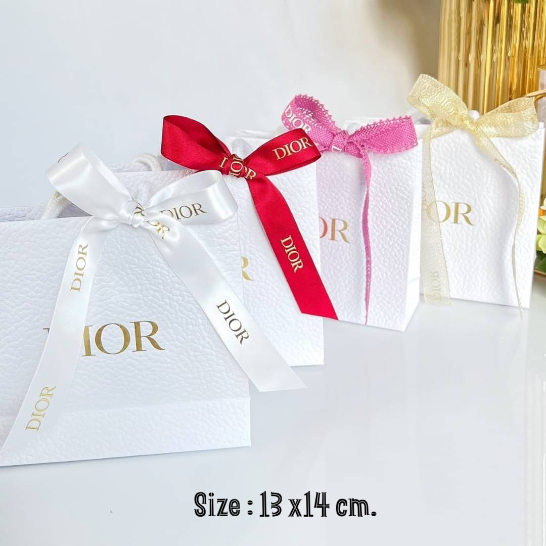 Dior : ถุงกระดาษสีขาว ไซส์เล็ก 13x14 cm. พร้อมริบบิ้นสี