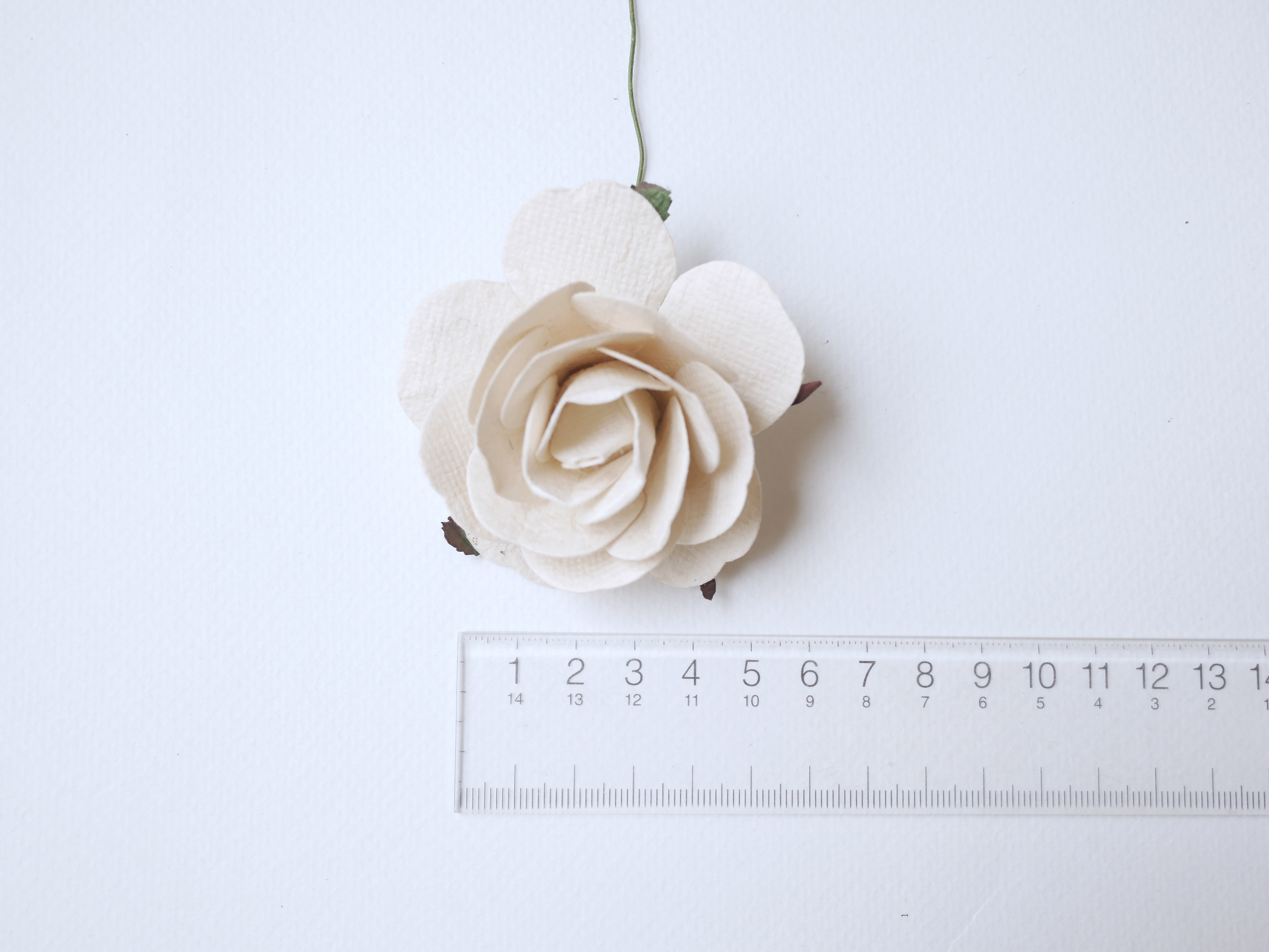 ดอกไม้กระดาษสา ขนาด 6.5 cm., สำหรับของชำร่วย, งานแต่งงาน, สีขาวตุ่น Paper flower, handmade flowers supplies, wedding decoration:10 Pieces mulberry rose, 6.5 cm. of-white color.