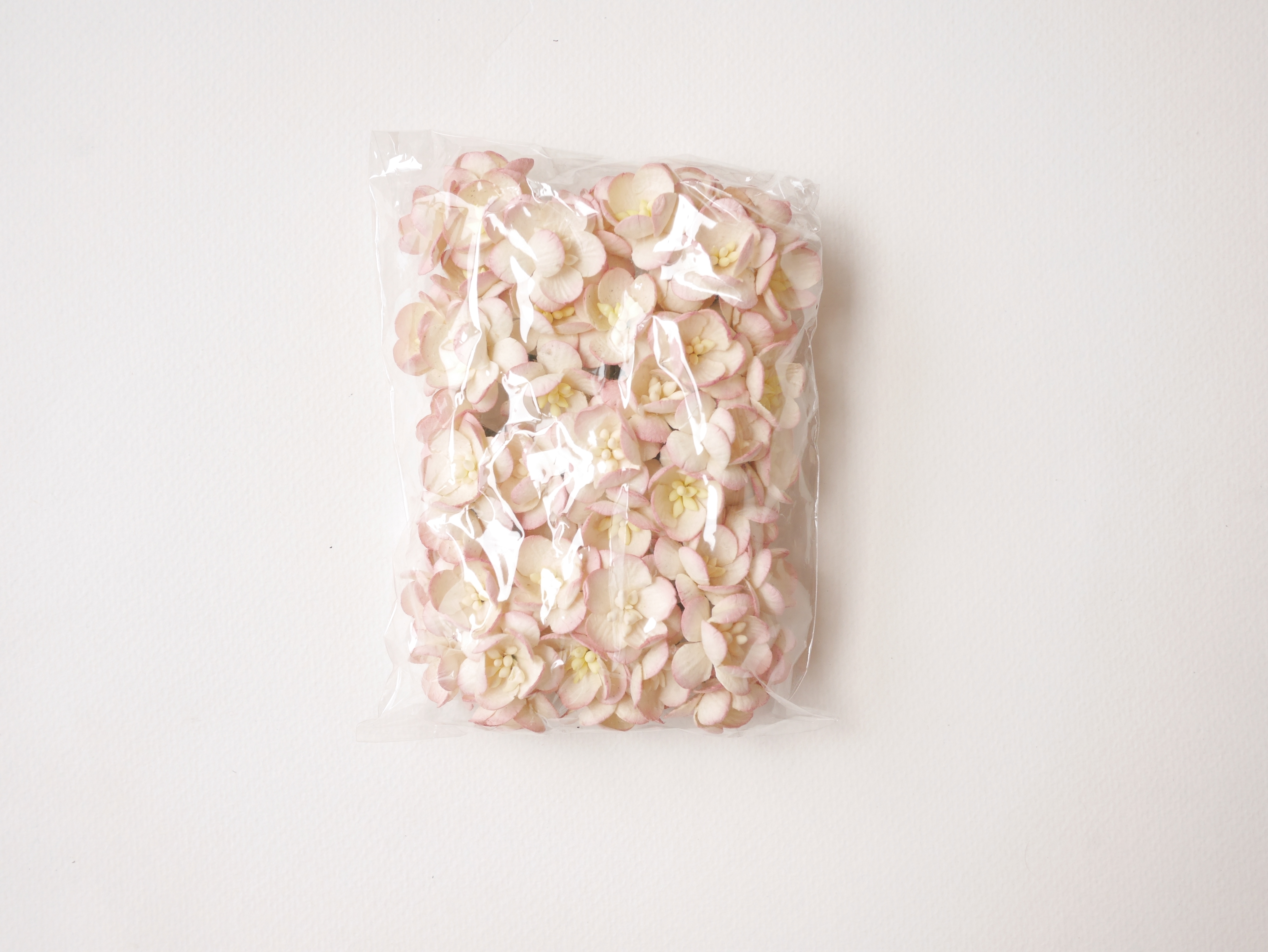 ดอกไม้กระดาษสา ดอกซากุระกระดาษ ดอกไม้กระดาษสาราคาส่ง ดอกไม้กระดาษสำหรับตกแต่งของชำร่วย งานแต่งงาน ทำช่อดอกไม้ติดอกเจ้าบ่าว ข้อมือดอกไม้เจ้าสาว ขนาด2.5 cm. 50 ดอก สีเบอรี่ปัดครีม Paper flowers supplies: DIY wedding tools Cherry blossom (Sakura) 50 pcs. siz