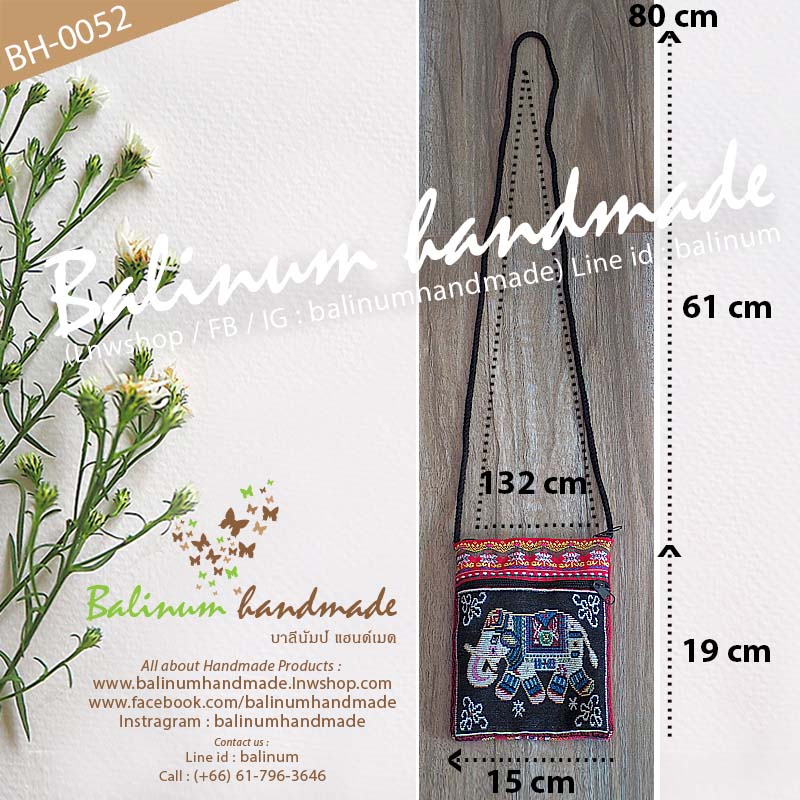 กระเป๋าลายช้างแฮนด์เมด ผ้าฝ้าย ผ้านากา งานปักผ้าชาวเขา แบบสะพายไหล่ สะพายข้าง (ถ้าสายยาวไปสามารถขมวดปมให้สั้นลงได้ตามอัธยาศัย) มี 2 ช่องซิปใส่ของด้านหน้า ข้างในบุผ้าซับในสีดำ ใช้งานง่ายแบบรูดเดียวจบ สามารถใช้งานได้หลากหลาย จะใส่เงิน เหรียญ มือถือ ยาดม ยาห แดง,ดำ (Red,Black)