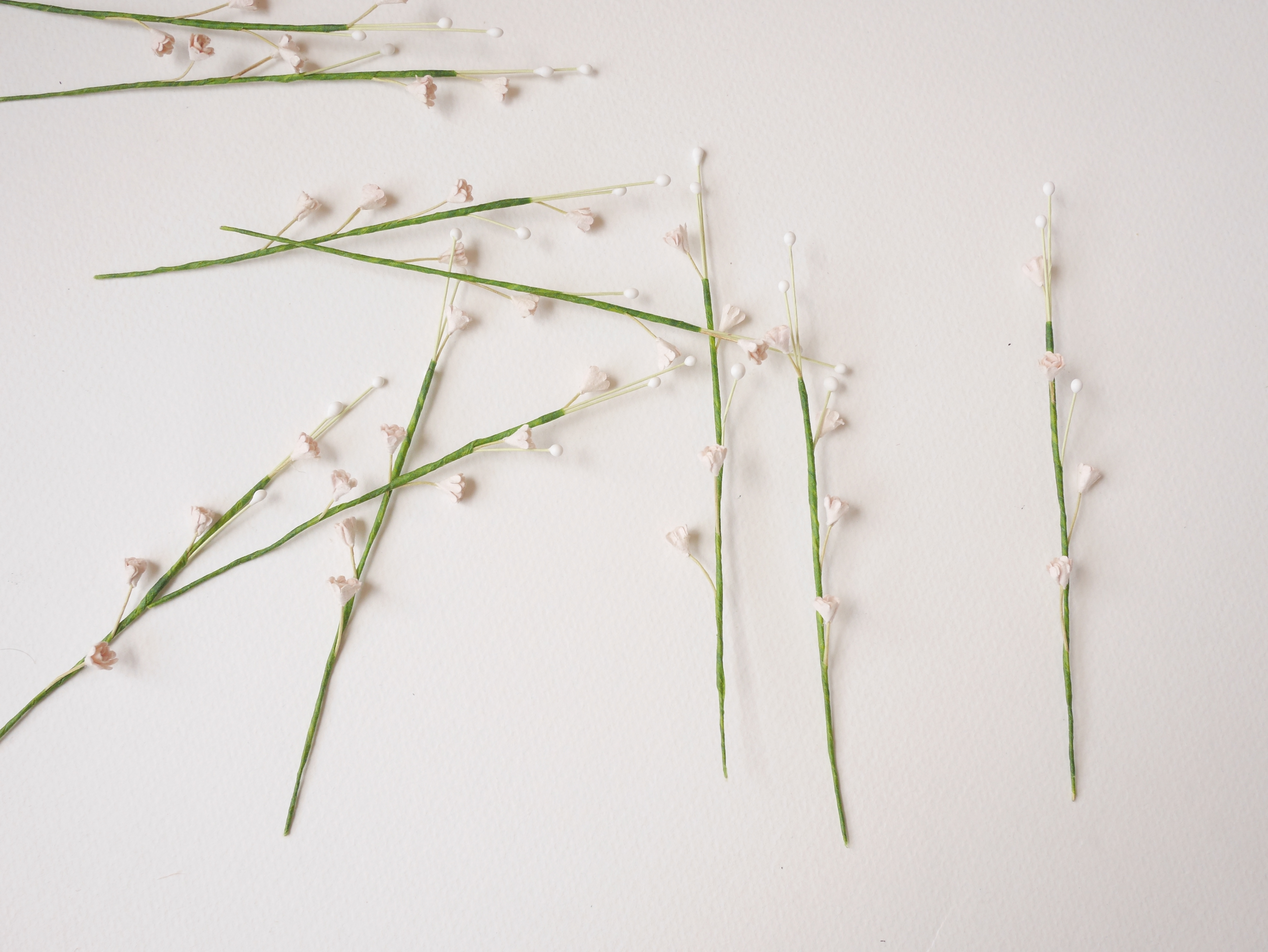ดอกไม้ประดิษฐ์, ดอกไม้กระดาษสา, ดอก gypsophila, ดอกยิปโซ, ดอกยิปโซก้าน เกสรสีขาว งานประดิษฐ์ตกแต่งของชำร่วย, ดอกไม้ทำพานพุ่ม,พานพวงมาลัย, พานรับไหว้, ขนาด 0.5 cm. สีชมพู ก้านลวดสีเขียว