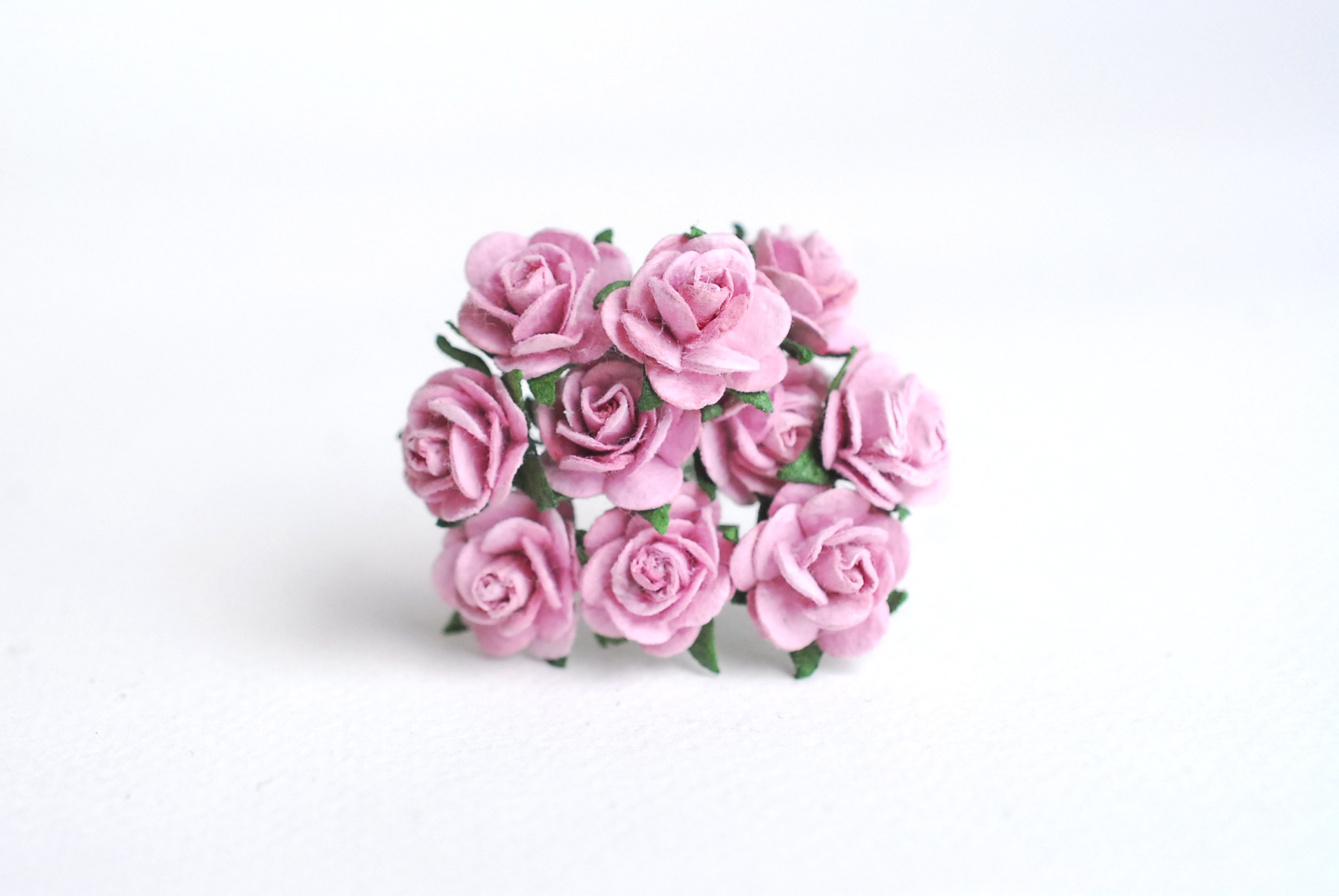 ดอกไม้กุหลาบกระดาษ ดอกไม้กระดาษสา, ดอกกุหลาบจิ๋ว, ดอกไม้กระดาษสาขายส่ง สีชมพูม่วง ขนาด 1.5 cm. จำนวน 100 ดอก Paper Flowers size 1.5 cm., mini roses pink purple color, 100 pcs.