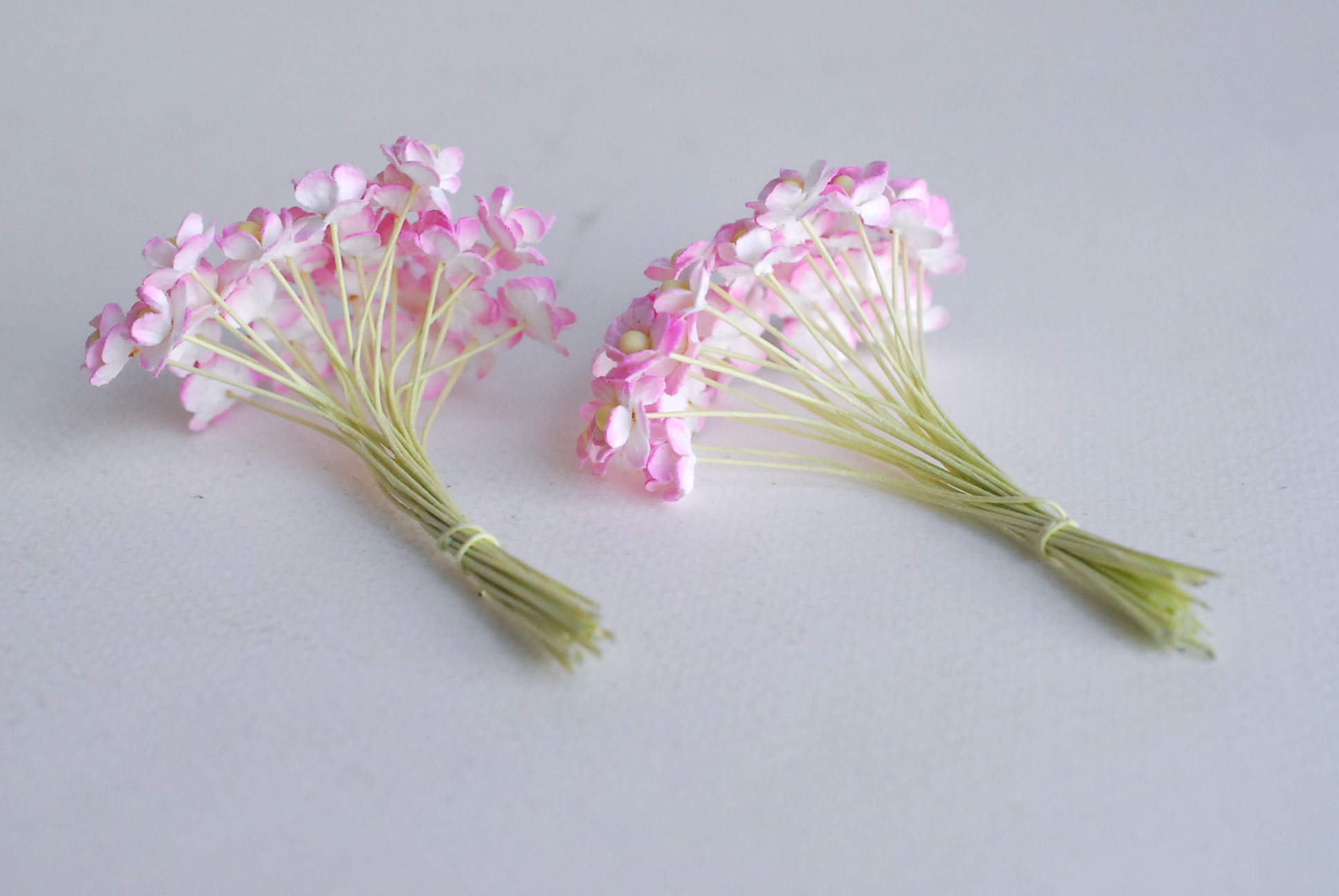 ดอกไม้กระดาษสา ดอกไม้กระดาษสาราคาส่ง ดอกไม้กระดาษสำหรับตกแต่ง งานแต่งงาน หรือติดของชำร่วย ดอก creeping lady 100 ดอก ขนาด 0.8 cm. สีชมพูปัดขาว Small Paper Flower with stem, 100 pcs., size 0.8 cm., creeping flowers 2 layers, pink brush color.