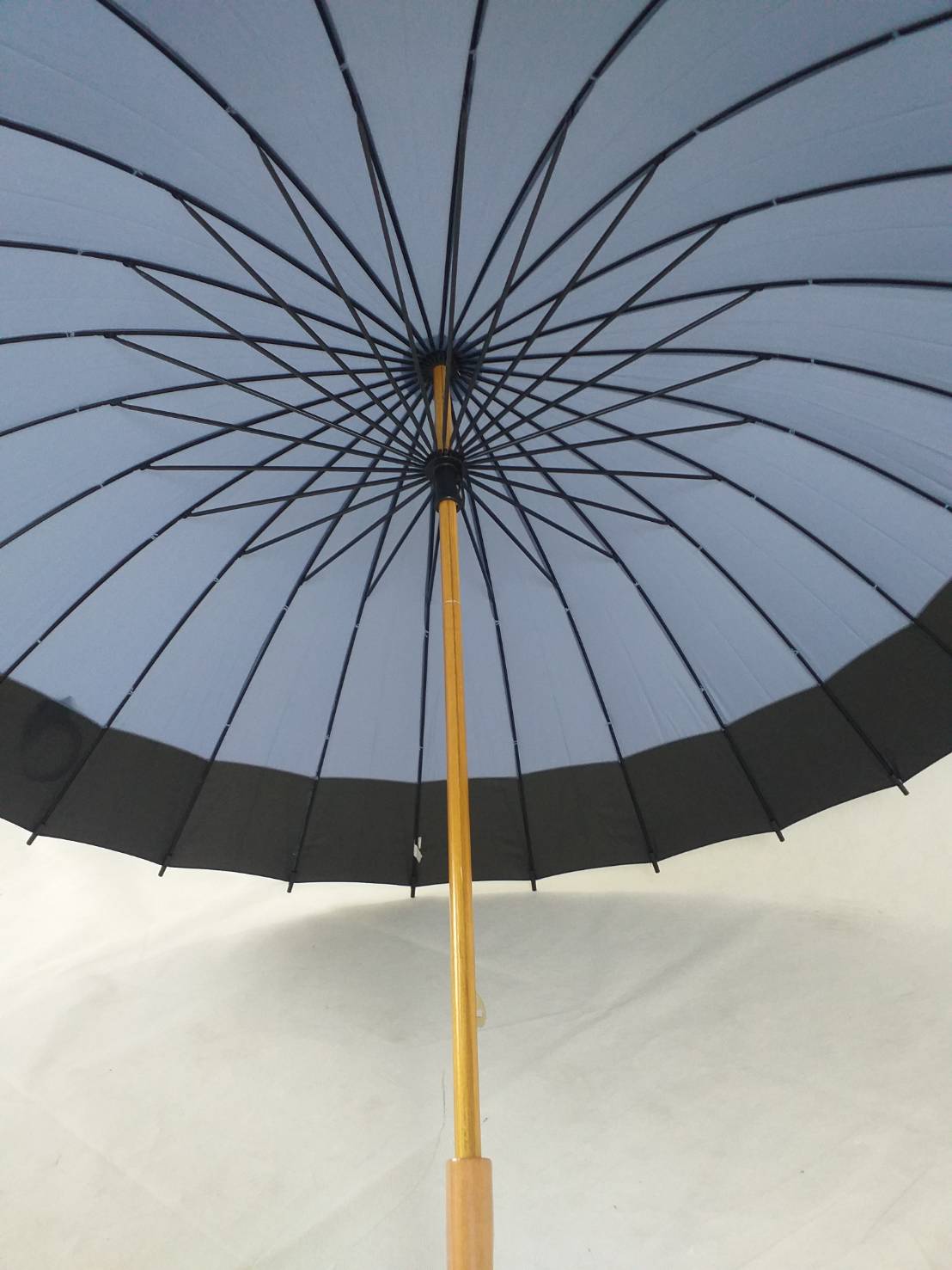 ร่มยาว 24 นิ้ว โครงเหล็กดำ 24 ซี่ แกนไม้ ด้ามไม้ สีพื้น ชายขอบดำ สวยงามแบบไทยๆ ชิ้น SKU-00158 2020-05-08 10:14:31 2023-10-24 14:34:15