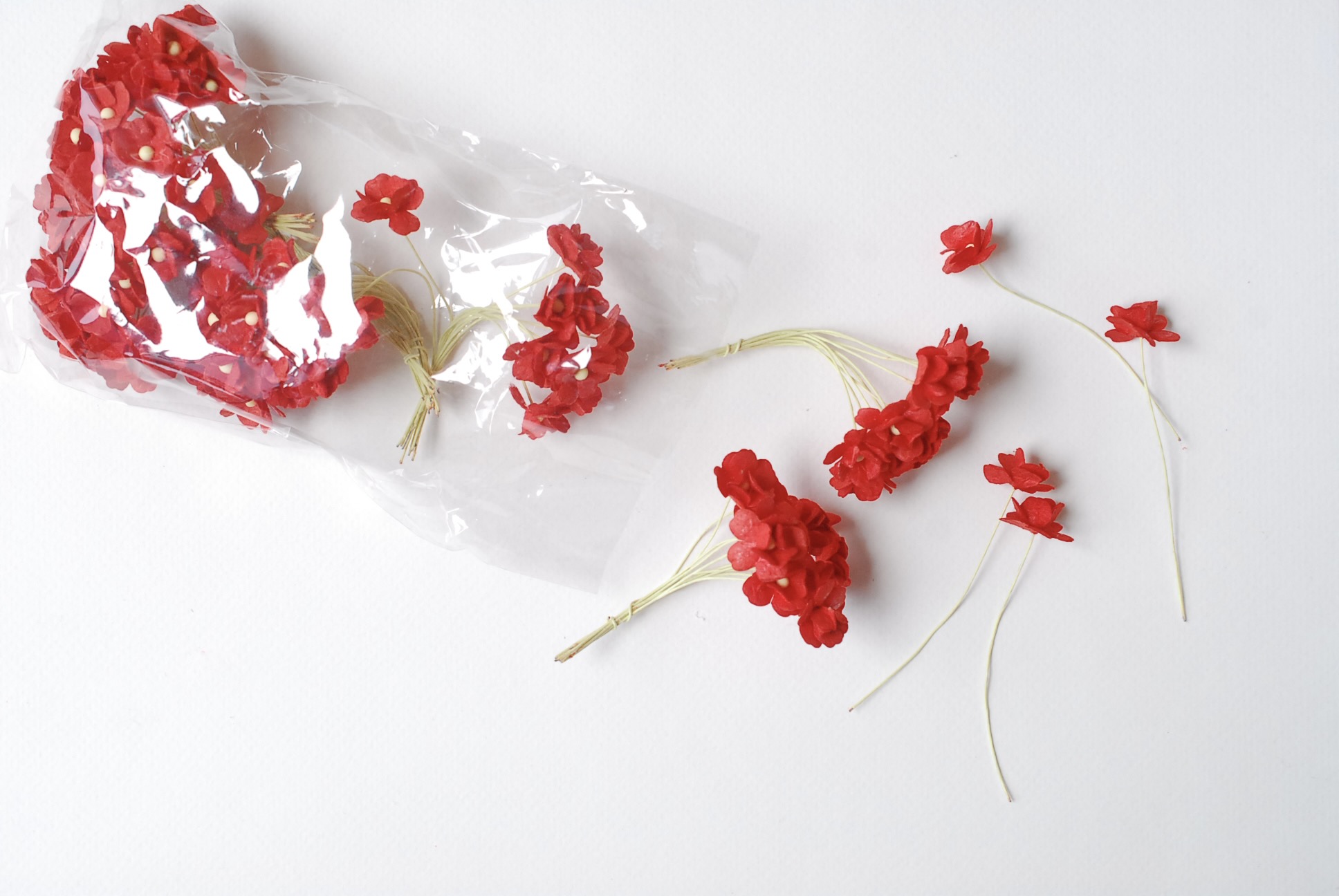 ดอกไม้กระดาษสา ราคาส่ง, ดอกไฮเดรนเยียกระดาษสา ดอกไม้ประดิษฐ์ ตกแต่งงานแต่งงาน ประดิษฐ์ข้อมือเพื่อนเจ้าสาว ขนาด 1.5 cm., สำหรับของชำร่วย, งานแต่งงาน, ดอกไม้ทำข้อมือเจ้าสาว สีแดง จำนวน 100 ดอก Paper flower,100 Pieces mulberry hydrangea red color