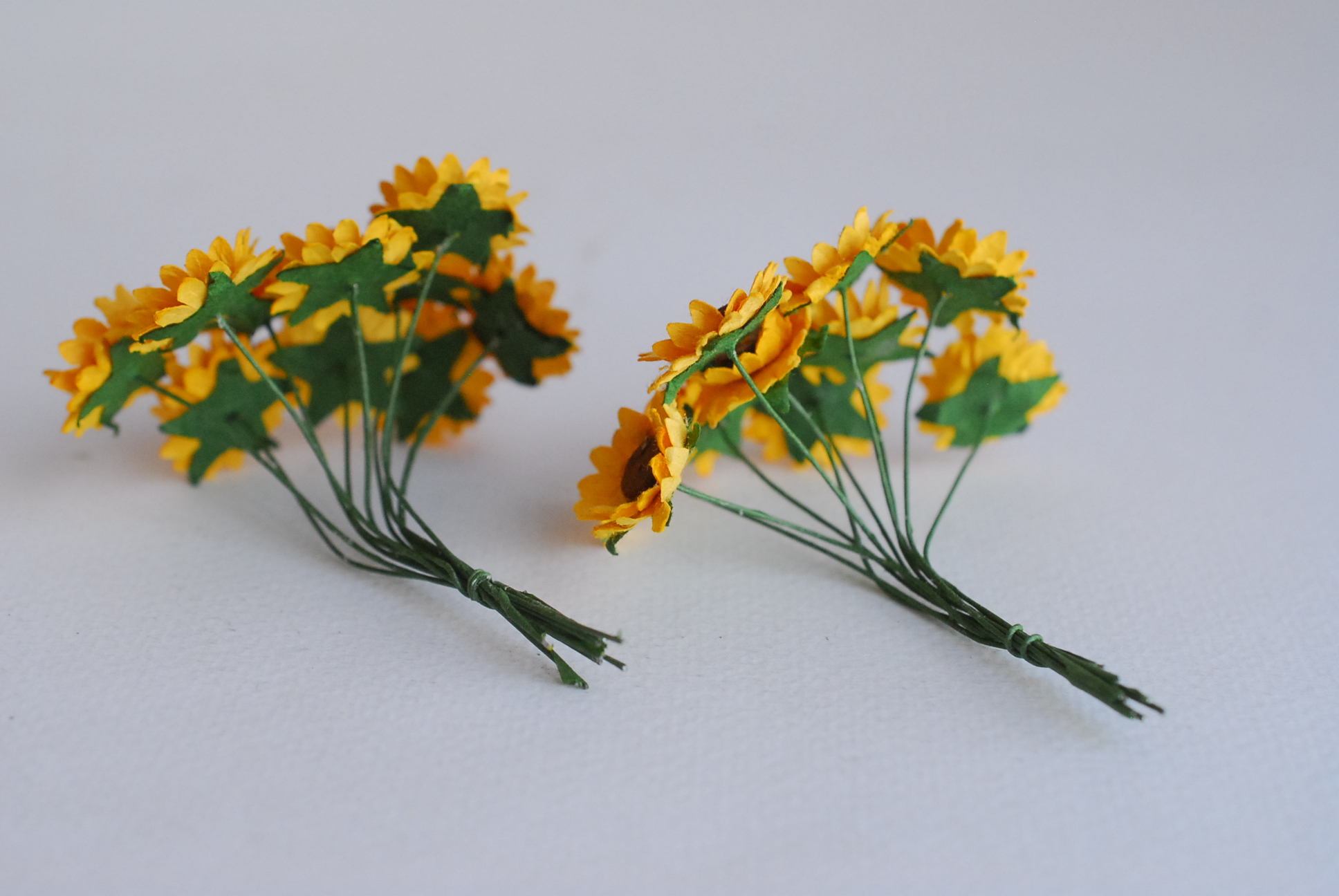 ดอกทานตะวันกระดาษ ดอกไม้กระดาษสา ดอกไม้ประดิษฐ์จากกระดาษสา ดอกทานตะวัน ดอกไม้กระดาษสาขายส่ง ดอกไม้ประดิษฐ์ ดอกไม้ทำข้อมือเพื่อนเจ้าสาว ขนาด 1.5 cm. จำนวน 50 ดอก สีเหลือง Paper Flower, Sun Flowers, yellow color, size 1.5 cm 50 pieces, brown pollen.