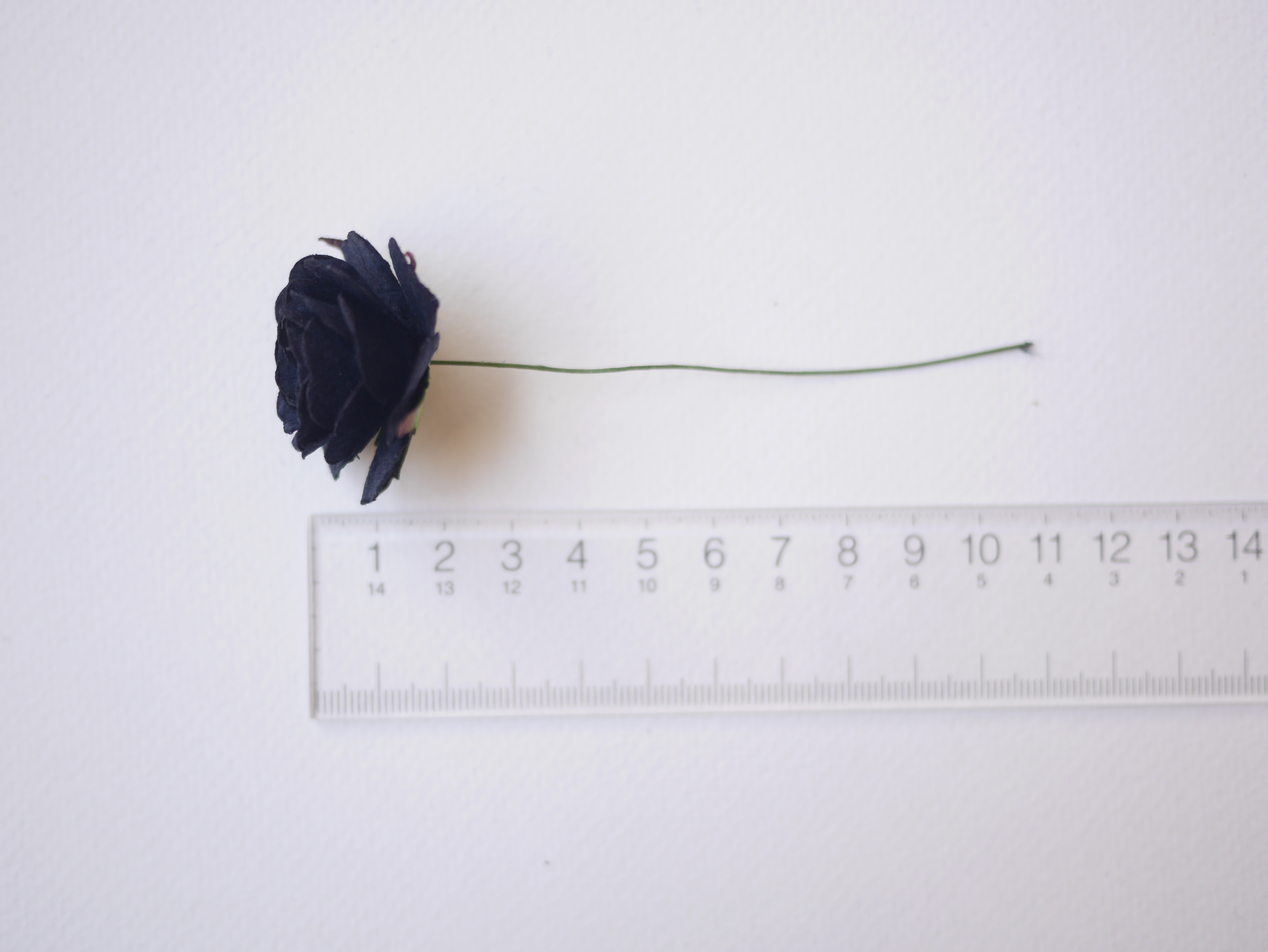 ดอกไม้กระดาษสา ราคาส่ง, ดอกกุหลาบกระดาษสา ดอกไม้ประดิษฐ์ สำหรับตกแต่ง แทนดอกไม้จันทน์ สีดำ ขนาด 3.5 cm. จำนวน 25 ดอก Paper flowers, handmade flowers, small roses paper size 3.5 cm. 25 pieces, black color.