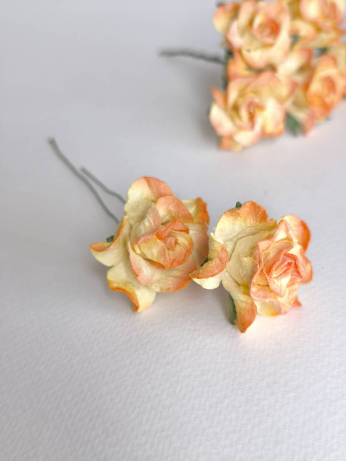 ดอกไม้ประดิษฐ์ ดอกไม้กระดาษสา ตกแต่งงานแต่งงาน งานแต่งงาน ดอกไม้ทำมงกุฎ ดอกกุหลาบขนาด 3.5 cm. 25 ดอก กลีบบิด สีส้มปัดสีครีม