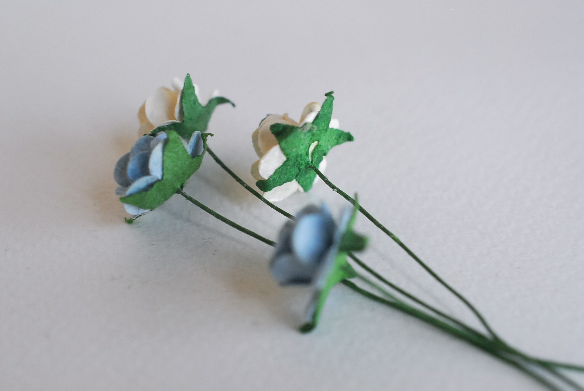 ซื้อ1 ห่อ แถม 1 ห่อ ดอกไม้กุหลาบกระดาษ ดอกไม้กระดาษสา, ดอกกุหลาบจิ๋ว, ดอกไม้กระดาษสาขายส่ง สีฟ้าตุ่น แถมสีฟ้าจุดขาว ขนาด 1.5 cm. จำนวน 100 ดอก Paper Flowers size 1.5 cm., mini roses pale blue color, 100 pcs. and get free 1 pack of blue sky-white color.