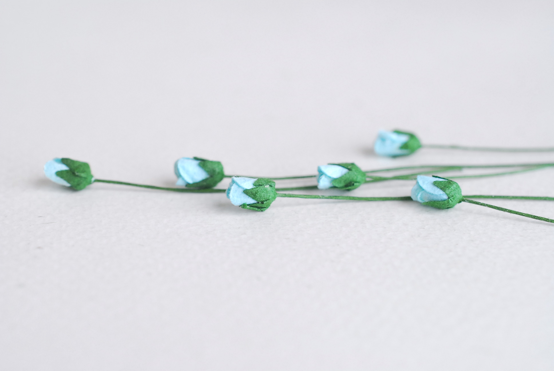 ดอกไม้กระดาษสา ดอกไม้กระดาษสา จตุจักร งานประดิษฐ์ ดอกไม้ทำข้อมือเพื่อนเจ้าสาว แต่งงาน, ดอกกุหลาบตูม 100 ดอก สีฟ้าใส color ขนาด 0.5x0.8 cm. paper flowers, budding roses flower 0.5x0.8 cm. 100 pieces. blue sky color.