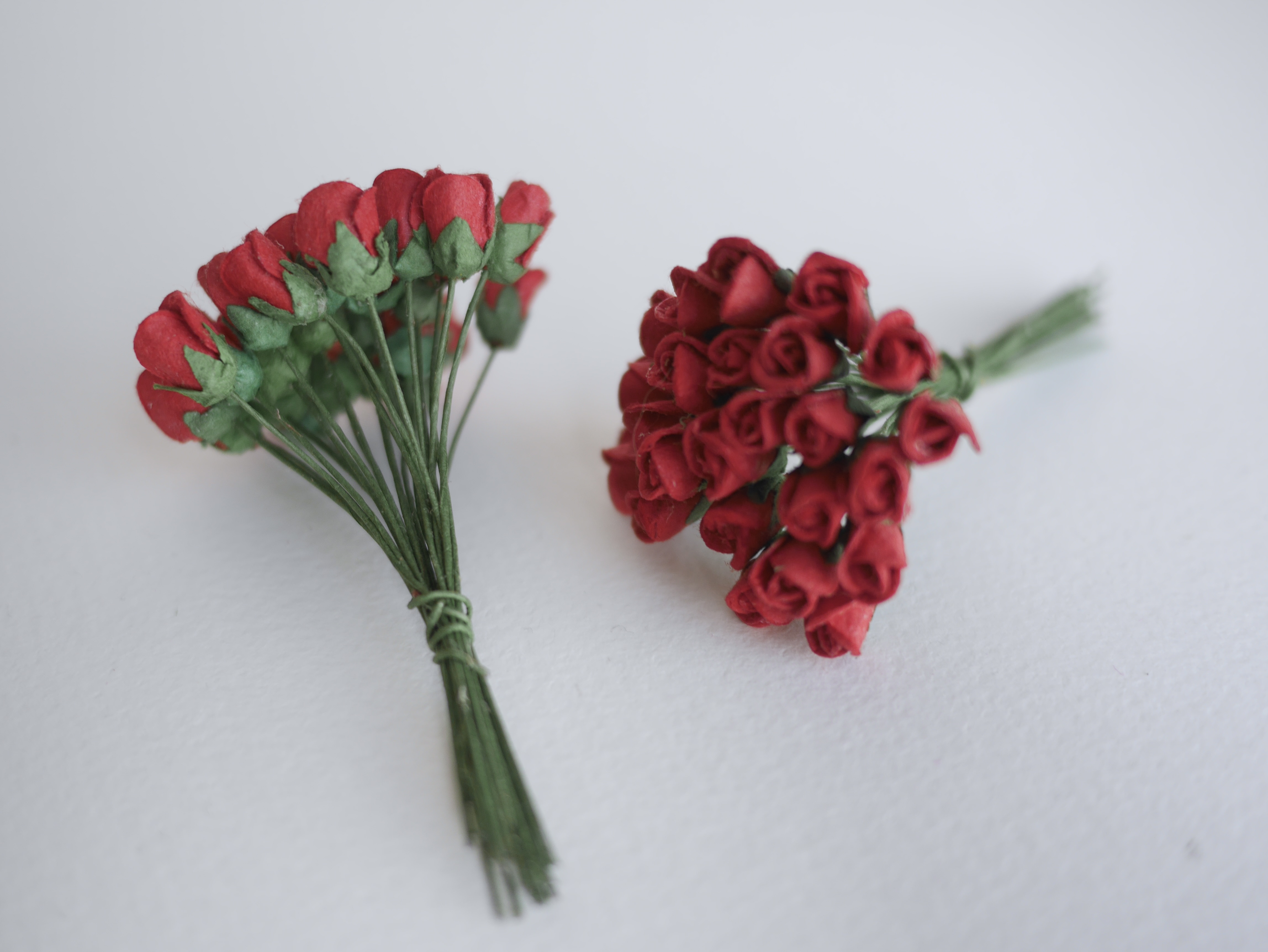 ดอกไม้กระดาษสา ดอกไม้กระดาษสา จตุจักร งานประดิษฐ์ ดอกไม้ทำข้อมือเพื่อนเจ้าสาว แต่งงาน, ดอกกุหลาบตูม 50 ดอก สีครีมแดง ขนาด 0.8x1.5 cm. paper flowers, budding roses flower 0.8 x1.5 cm. 50 pieces. red color