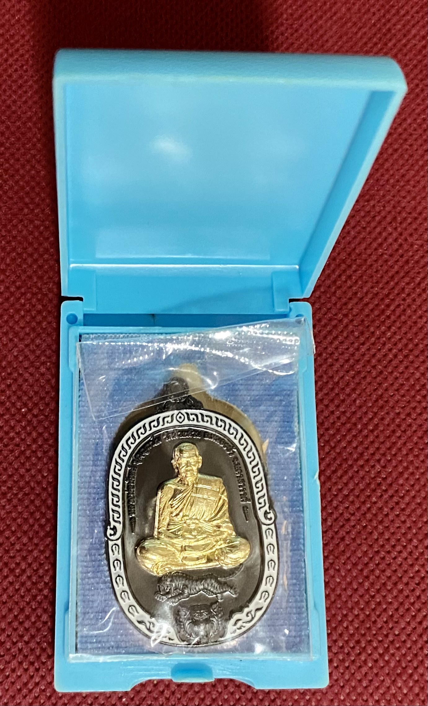 เหรียญมงคลเศรษฐี หลวงพ่อพัฒน์ วัดห้วยด้วน เนื้อทองแดงรมดำลงยาขาว หน้ากากทองทิพย์ ปี 2563
