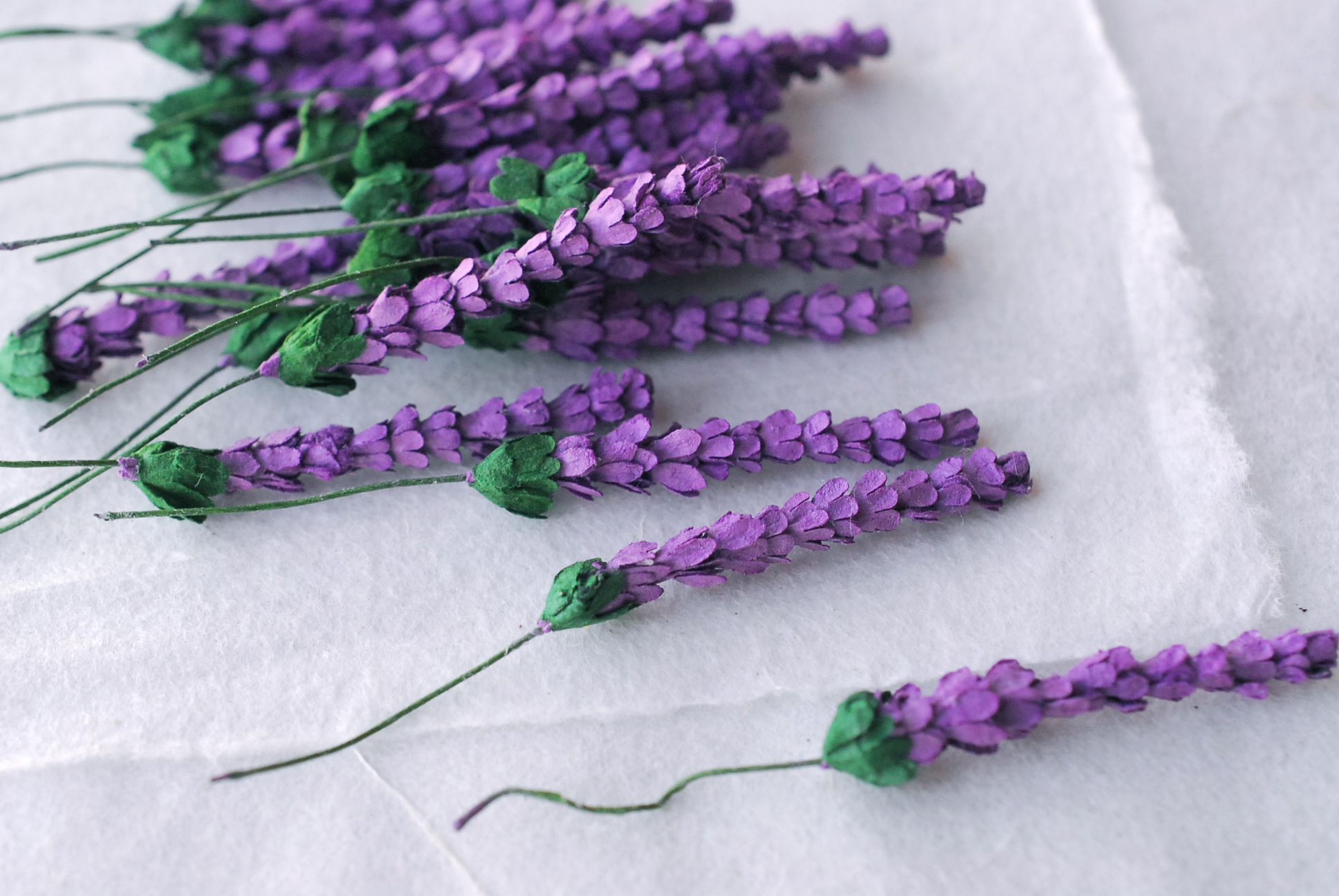 ดอกไม้ประดิษฐ์, ดอกไม้กระดาษสา, ดอก lavender, ดอกลาเวนเดอร์ กระดาษสา งานประดิษฐ์ตกแต่งของชำร่วย, ดอกไม้ทำพานพุ่ม, พานรับไหว้, ขนาด 1 cm. สีม่วงเข้ม dark purple lavender 10 ดอก