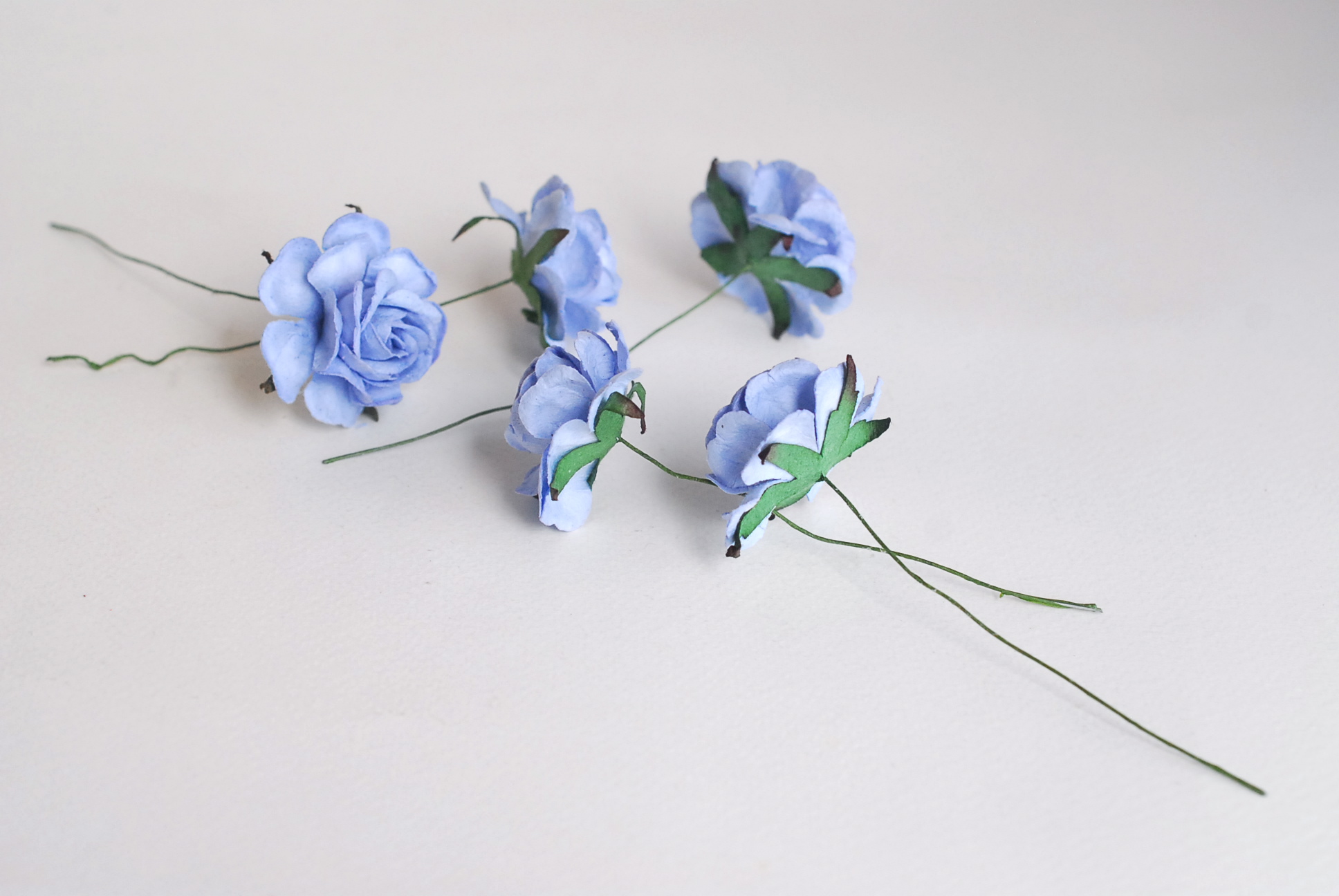 ดอกไม้กระดาษสา ราคาส่ง, ดอกกุหลาบกระดาษสา ดอกไม้ประดิษฐ์ สำหรับตกแต่ง หรืองานแต่งงาน สีฟ้าตุ่นขนาด 3.5 cm. จำนวน 25 ดอก Paper flowers, handmade flowers, small roses paper size 3.5 cm. 25 pieces, pale blue color.